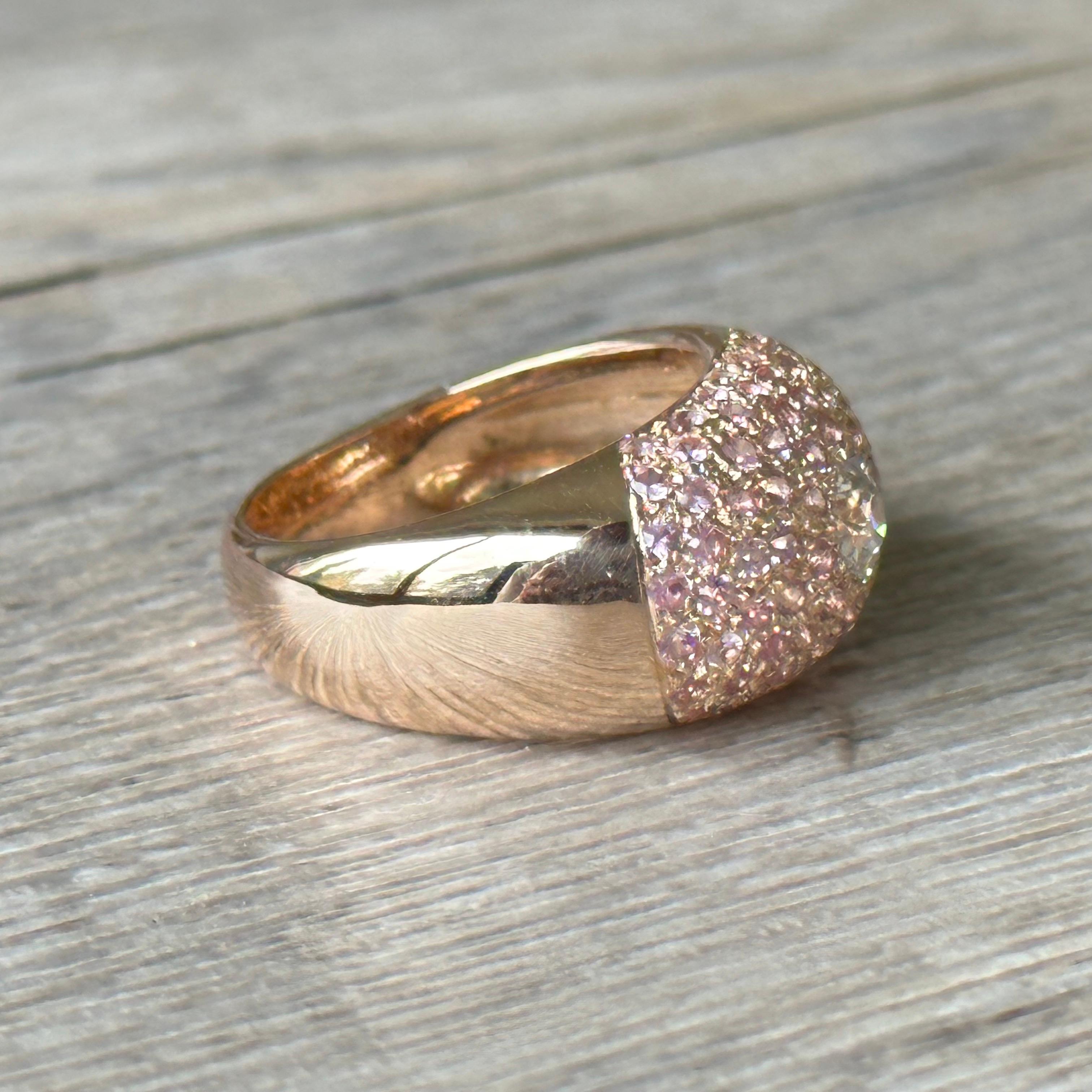 Découvrez cette magnifique bague dôme saphirs roses diamant en or 18 carats, un bijou d'exception qui saura captiver tous les regards. Fabriquée avec de l'or 750 millièmes, cette bague est d'une qualité irréprochable.

Le point central de cette