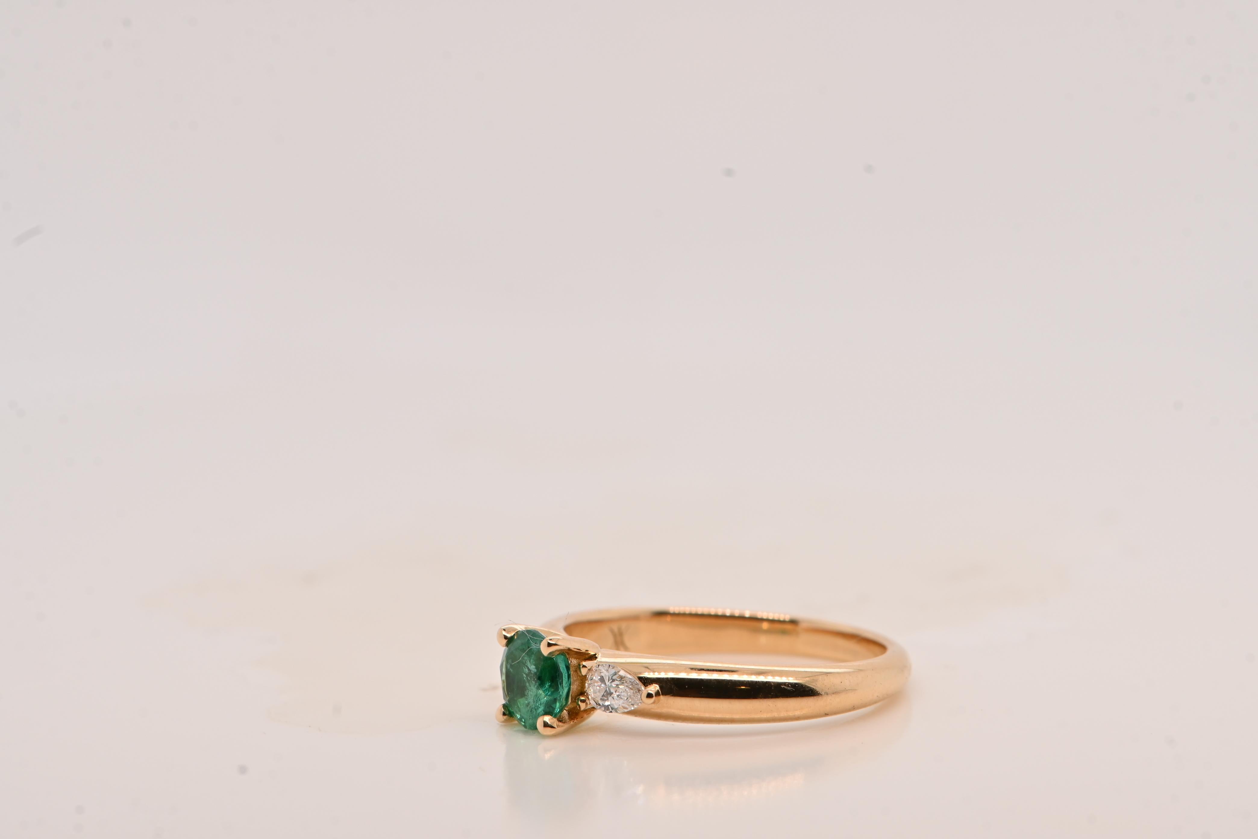 Emeraude 0.56 Carats Diamants Or Jaune 18 Carats Bague Cocktail

Bague Emeraude Diamants Or Jaune 18 Carats Cette magnifique bague en or jaune 18 carats avec émeraude et diamants poire a un poids d'or de 3,74 g . Métal : or jaune 18 carats,