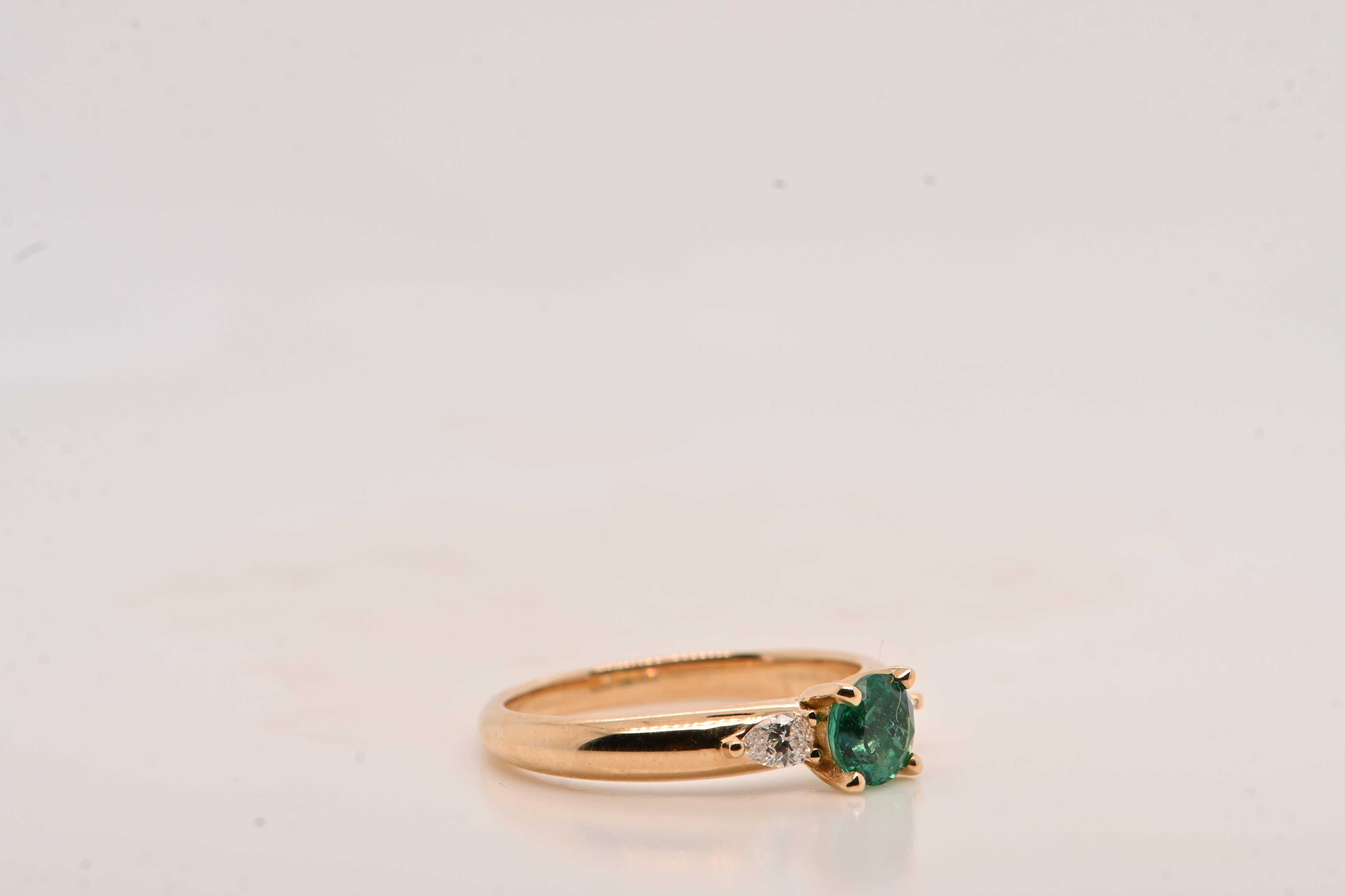 Contemporain Emeraude 0.56 Carats Diamants Or Jaune 18 Carats Bague Cocktail en vente