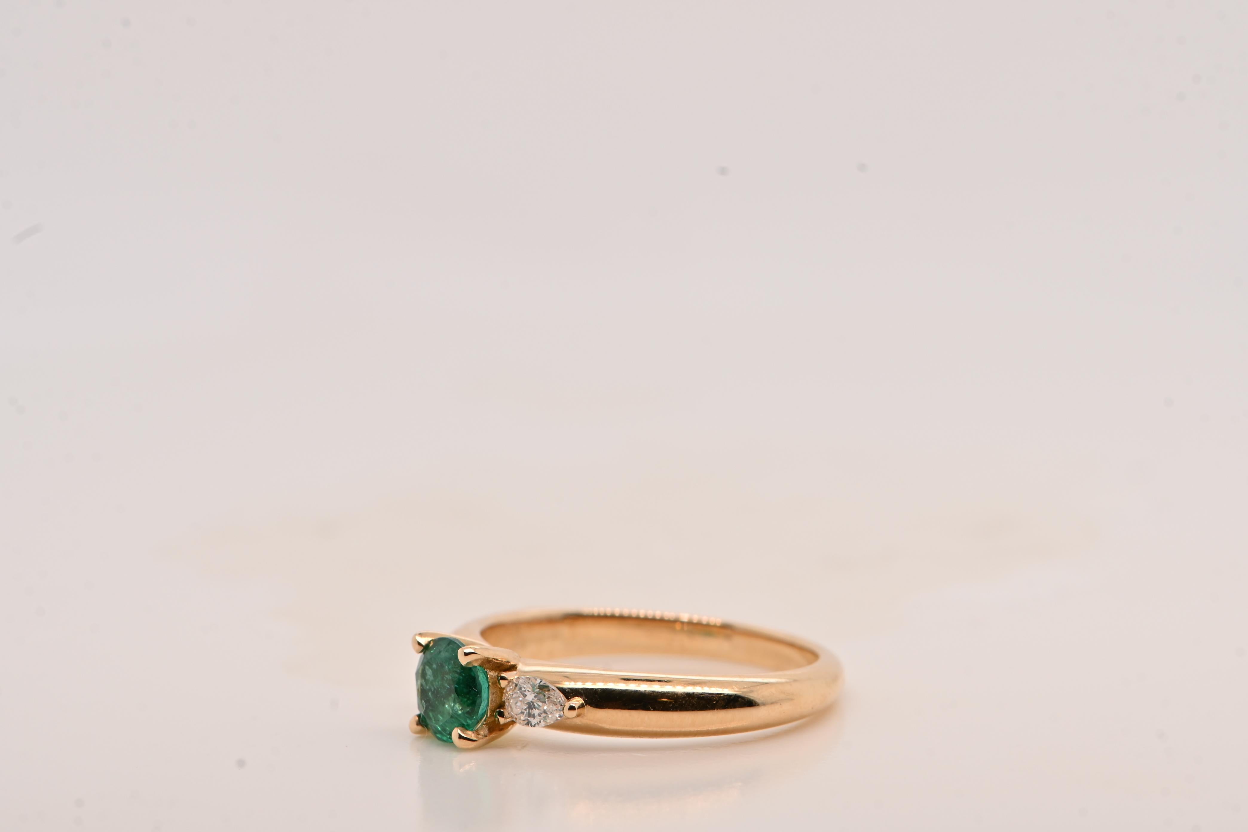 Taille brillant Emeraude 0.56 Carats Diamants Or Jaune 18 Carats Bague Cocktail en vente