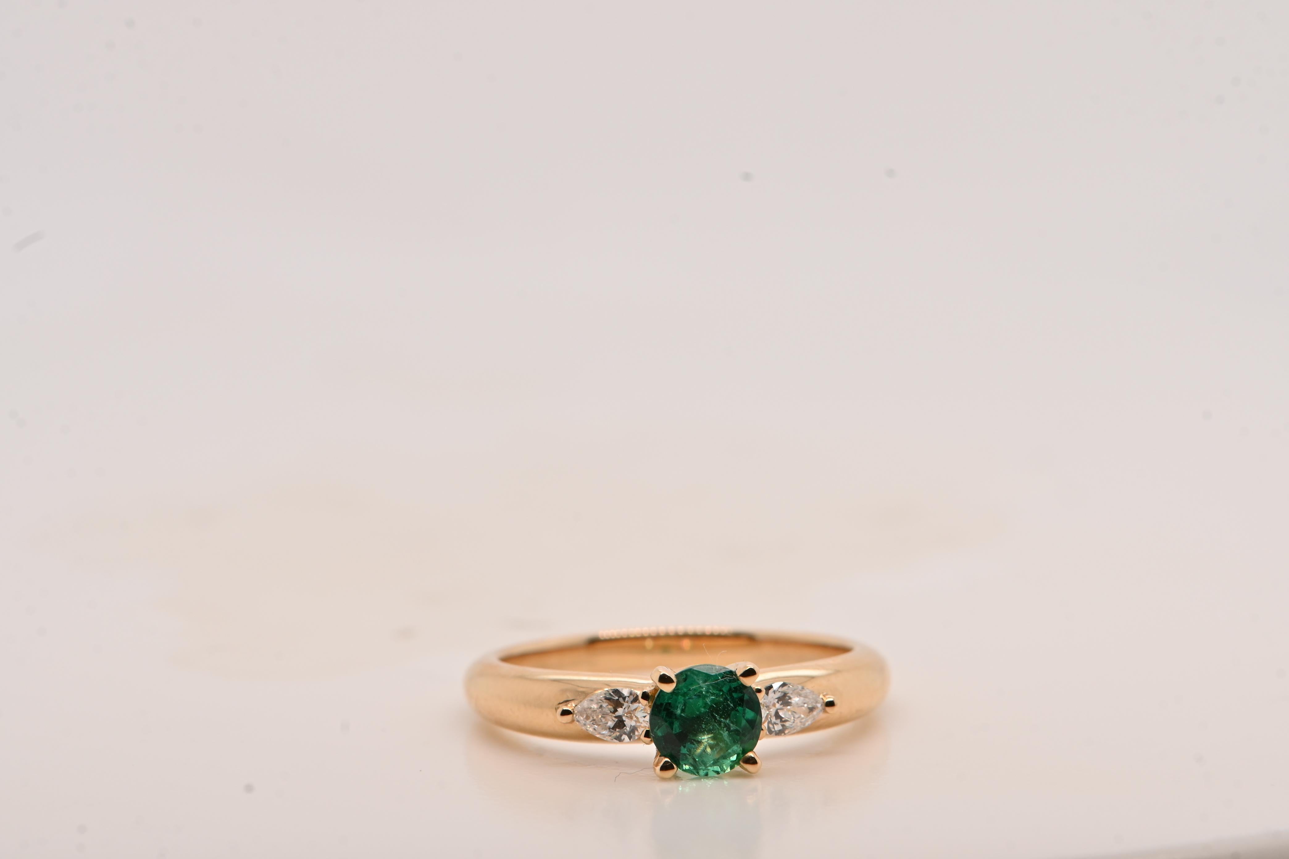 Emeraude 0.56 Carats Diamants Or Jaune 18 Carats Bague Cocktail Pour femmes en vente