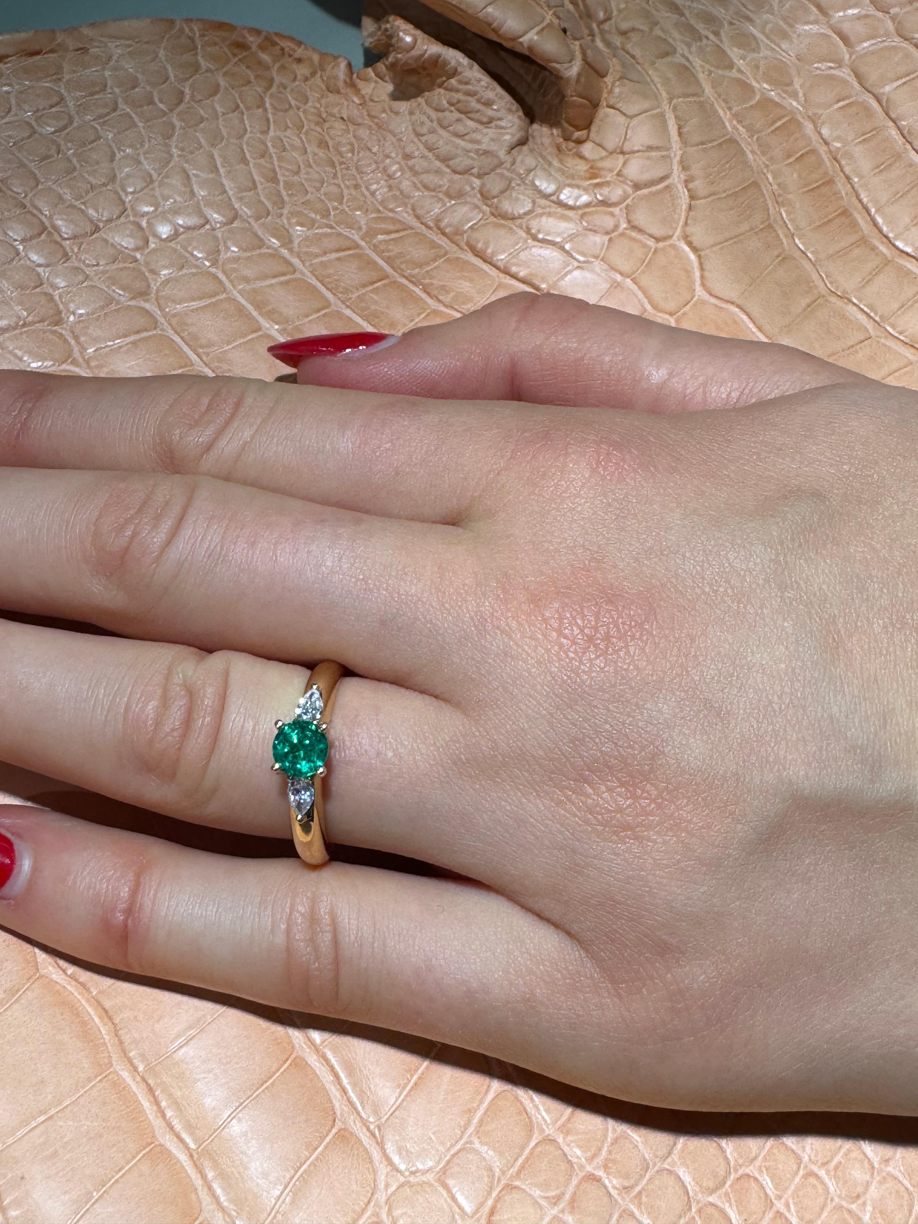 Emeraude 0.56 Carats Diamants Or Jaune 18 Carats Bague Cocktail en vente 1