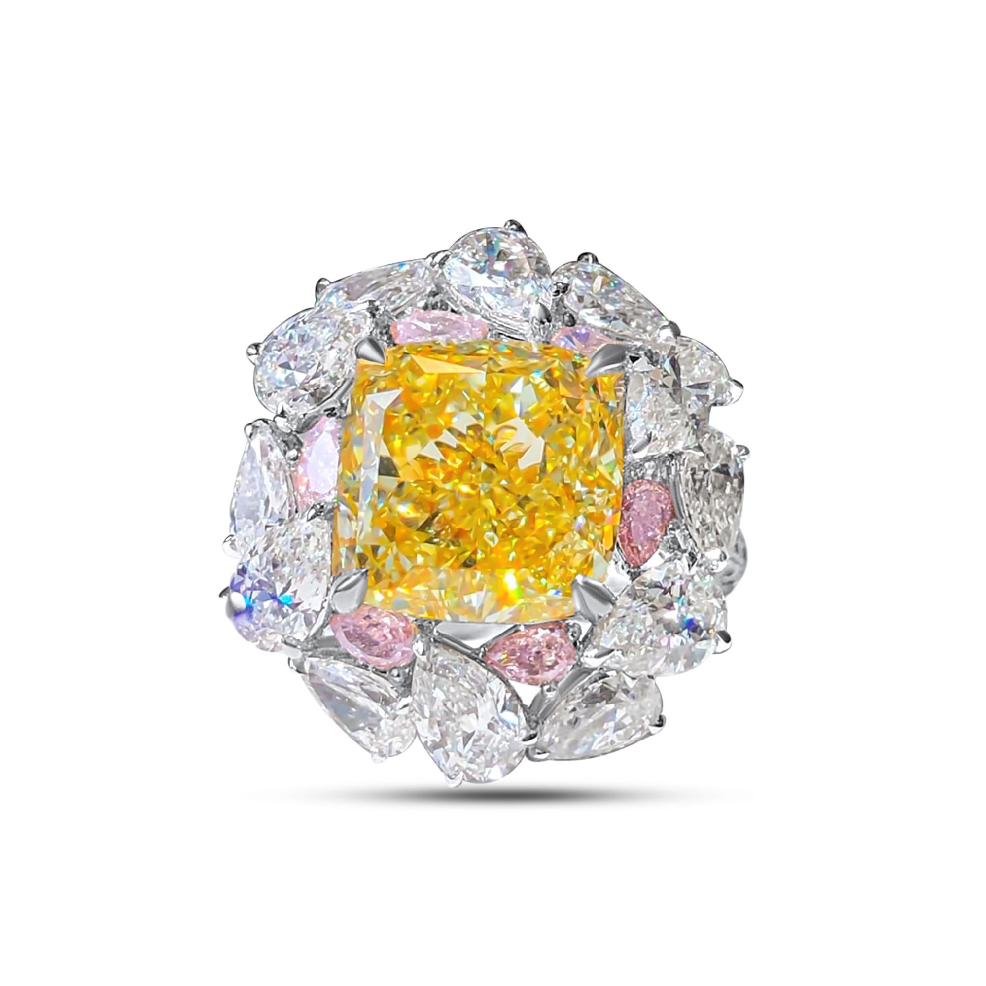 Wir laden Sie ein, diesen majestätischen Ring zu entdecken, der mit einem 7,01-karätigen GIA-zertifizierten Fancy Intense Yellow-Diamanten im Kissenschliff besetzt ist, der mit hellrosa und farblosen Diamanten im Birnenschliff von insgesamt 3 Karat