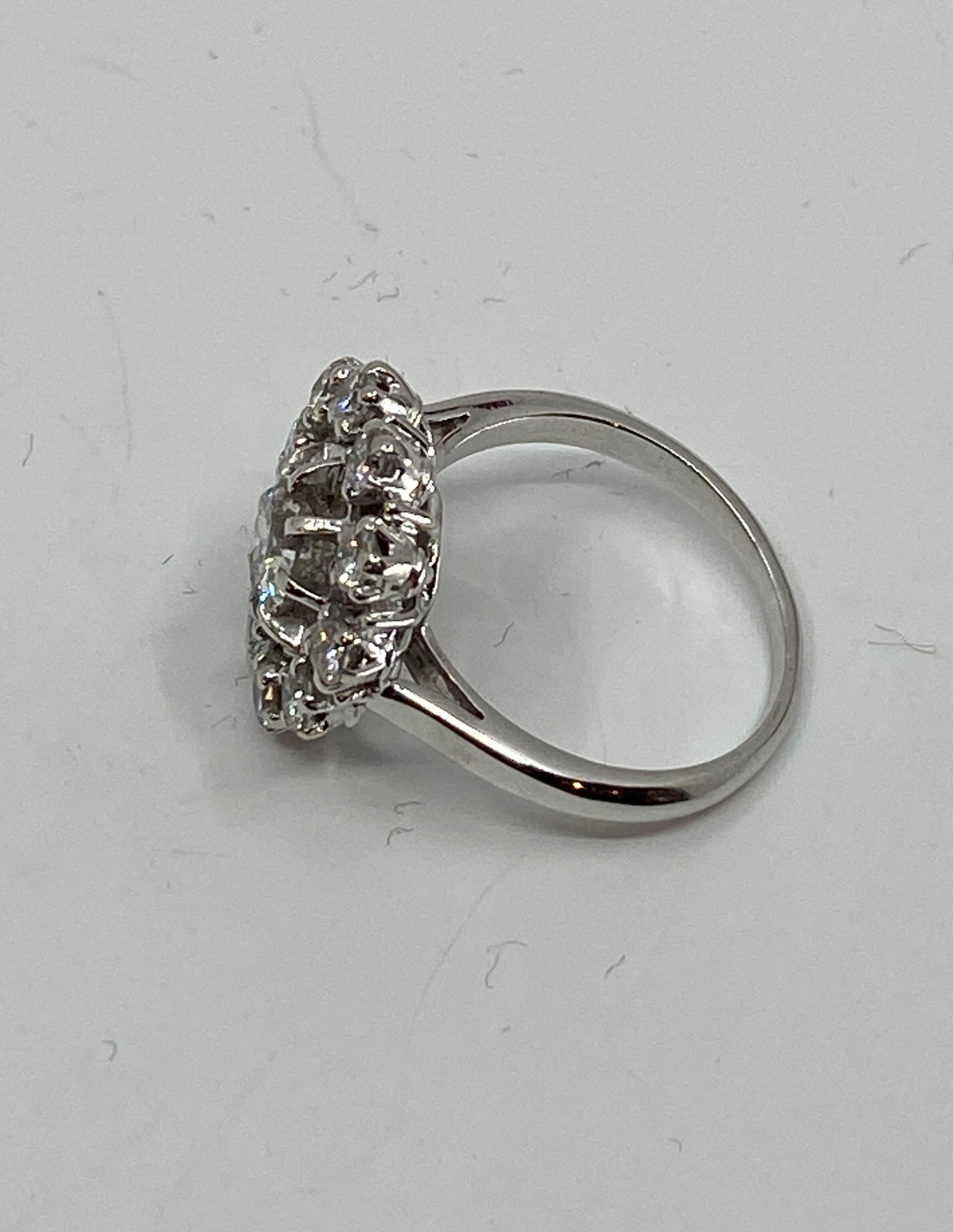 Bague En or 18 Carat , Forme Marguerite “ Soleil” Sertie De Diamants For Sale 9