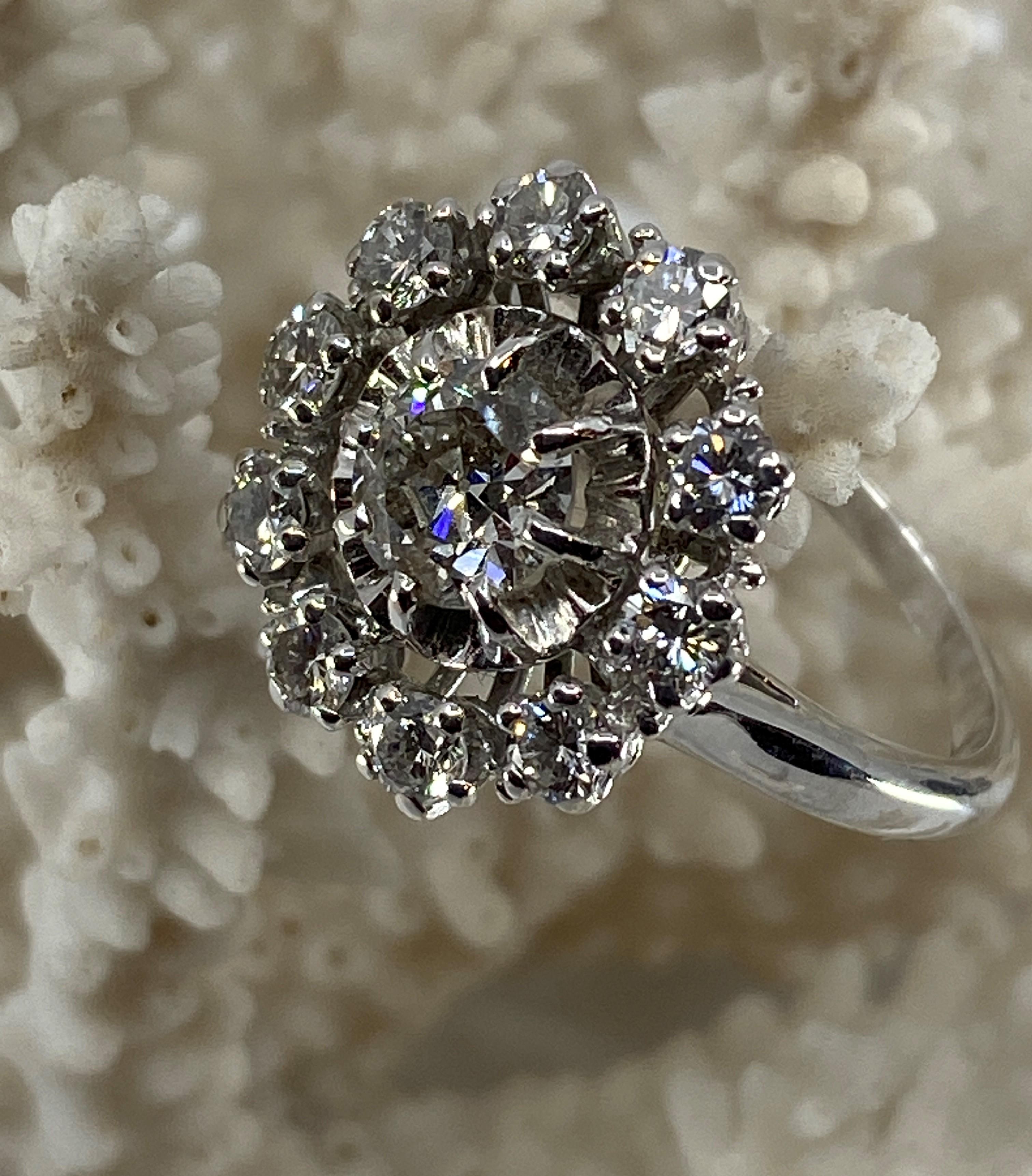 Bague En or 18 Carat , Forme Marguerite “ Soleil” Sertie De Diamants In Good Condition For Sale In VERSAILLES, FR