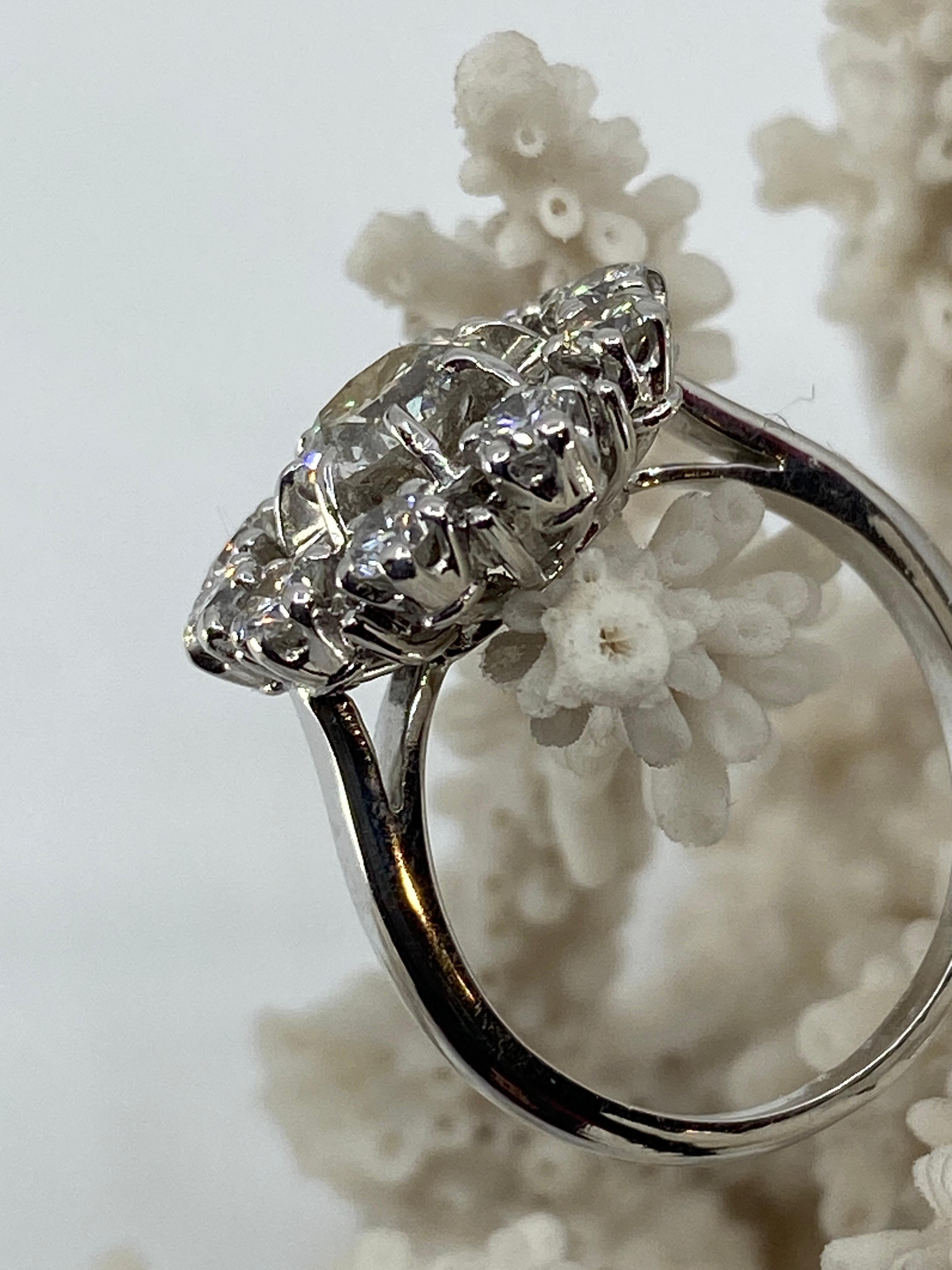 Women's or Men's Bague En or 18 Carat , Forme Marguerite “ Soleil” Sertie De Diamants For Sale