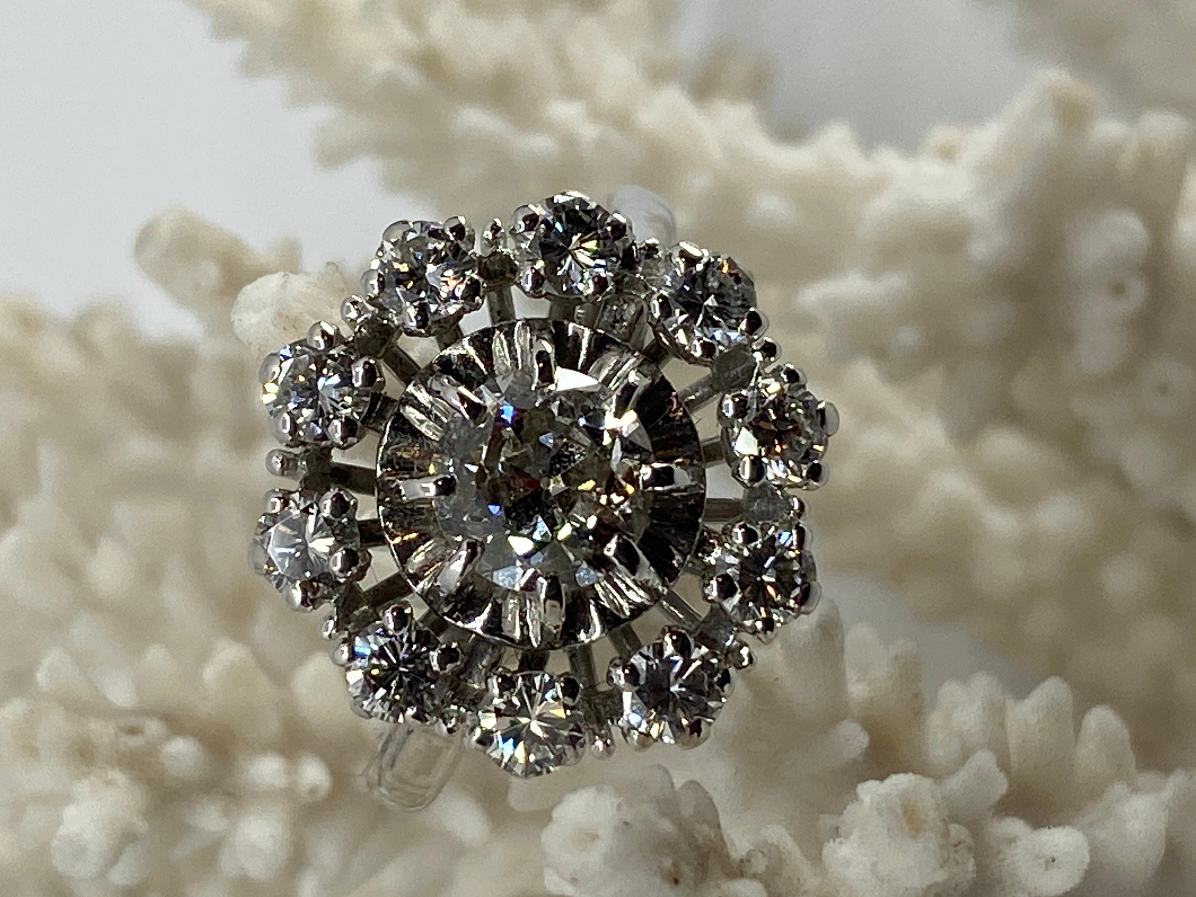Bague En ou 18 carats, Forme Marguerite Soleil Sertie De Diamants en vente 3