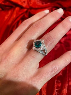 Bague en ou 18 carats sertie d'une émeraude cabochon et de diamants   Art Déco