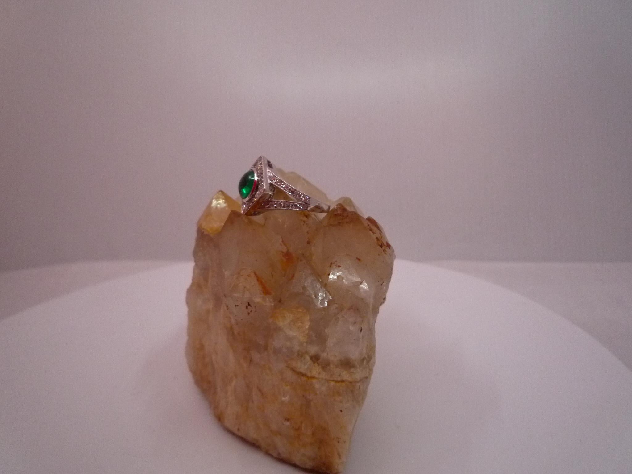 Bague en or 18 carats sertie d'une Emeraude cabochon et de diamants Art Déco In Good Condition For Sale In VERSAILLES, FR