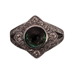 Bague en ou 18 carats sertie d'une émeraude cabochon et de diamants   Art Déco