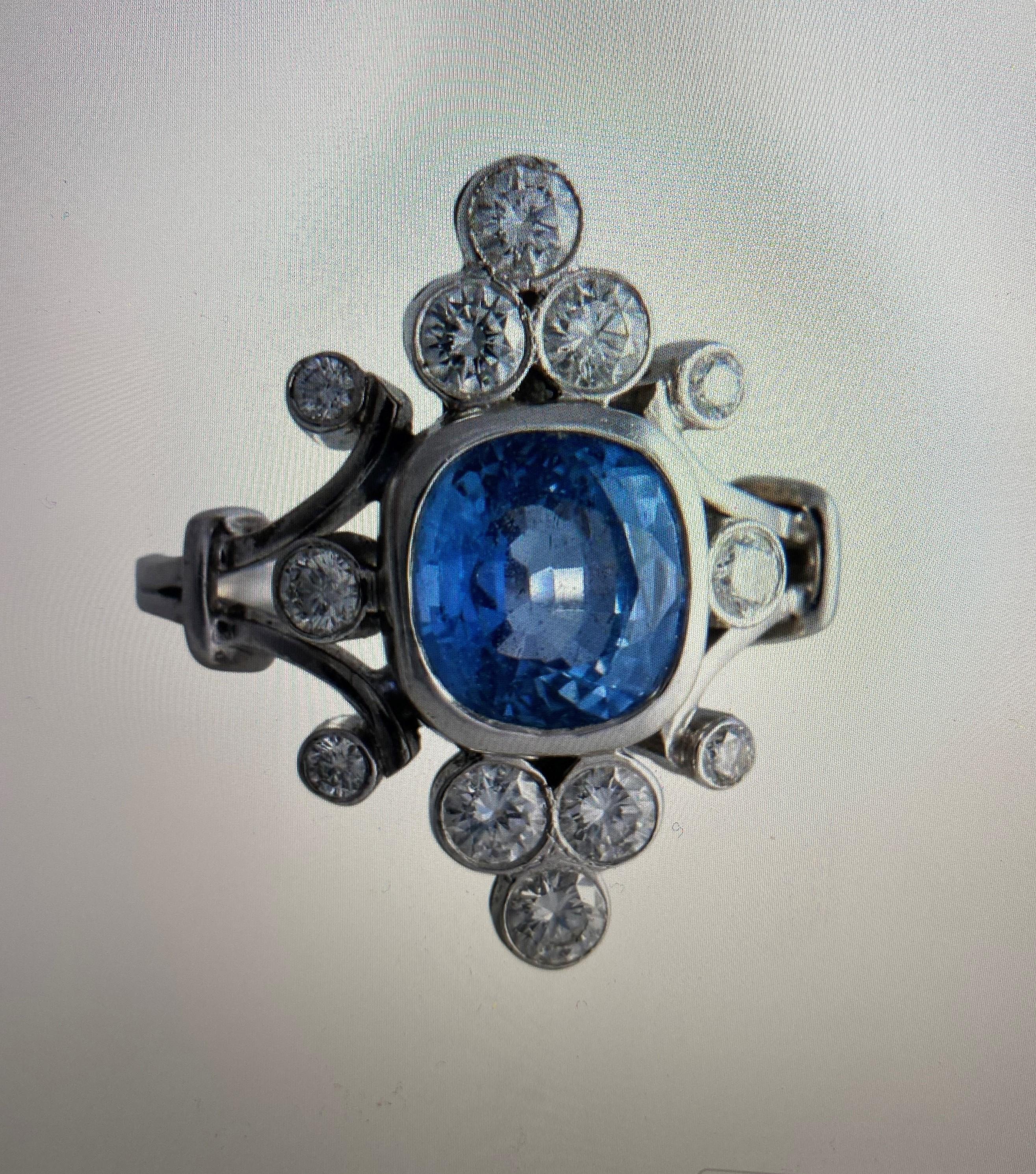 Ein wunderschöner 18-karätiger Ring in Form einer Marquise mit einem Saphir aus Ceylan von 3,80 Karat und Diamanten in modernem Design von insgesamt 0,95 Karat in der Mitte. Die Pfeiler werden in einem geschlossenen Behälter montiert. Rare modèle