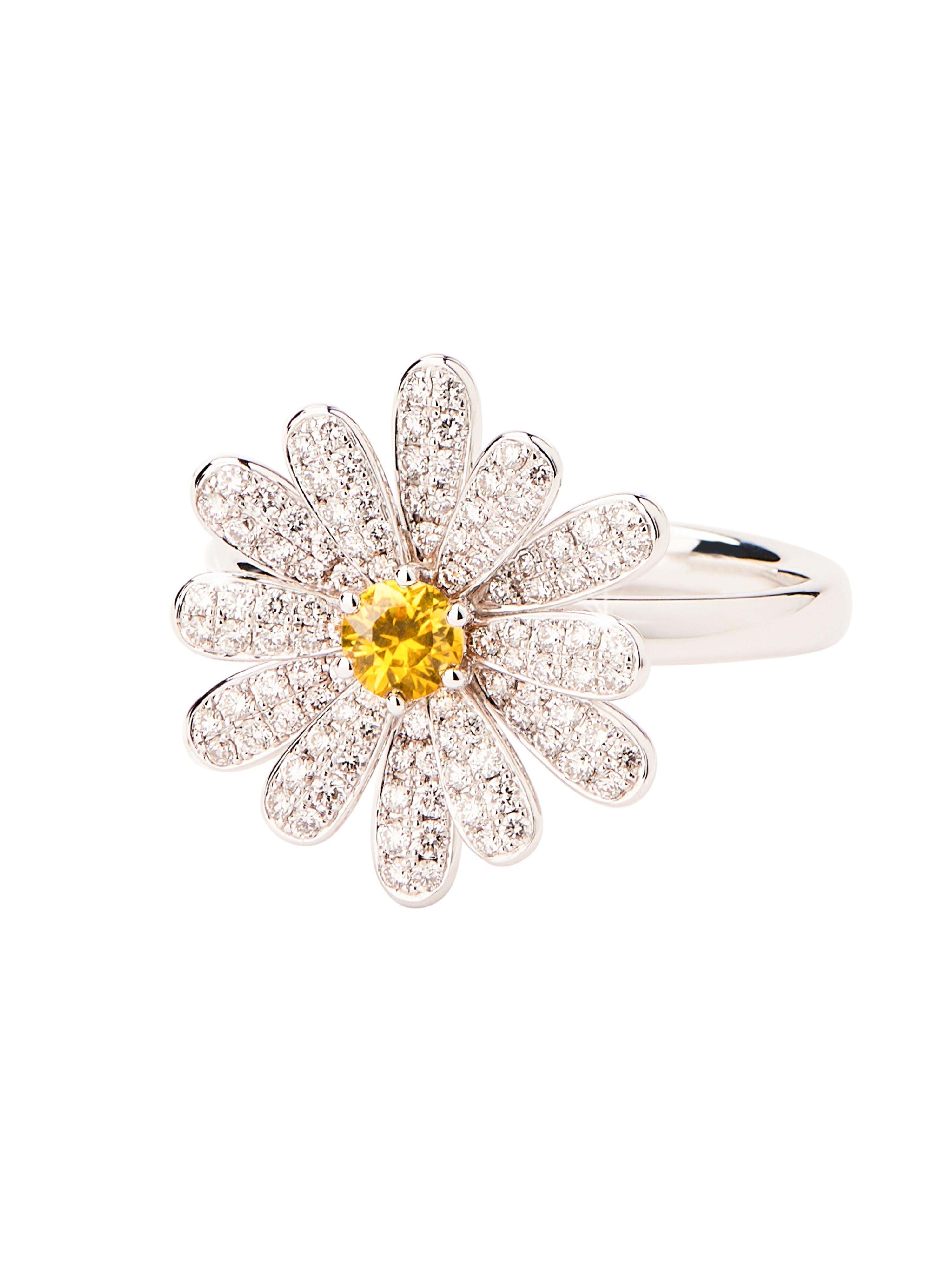 Die Kollektion Flower Poiray spiegelt die Eleganz und Reinheit des Know-hows des Juweliers wider. Sie besteht aus einer diamantgefassten Version mit einem gelben Saphir sowie zwei halbgefassten Versionen, die in Gelb- oder Weißgold erhältlich