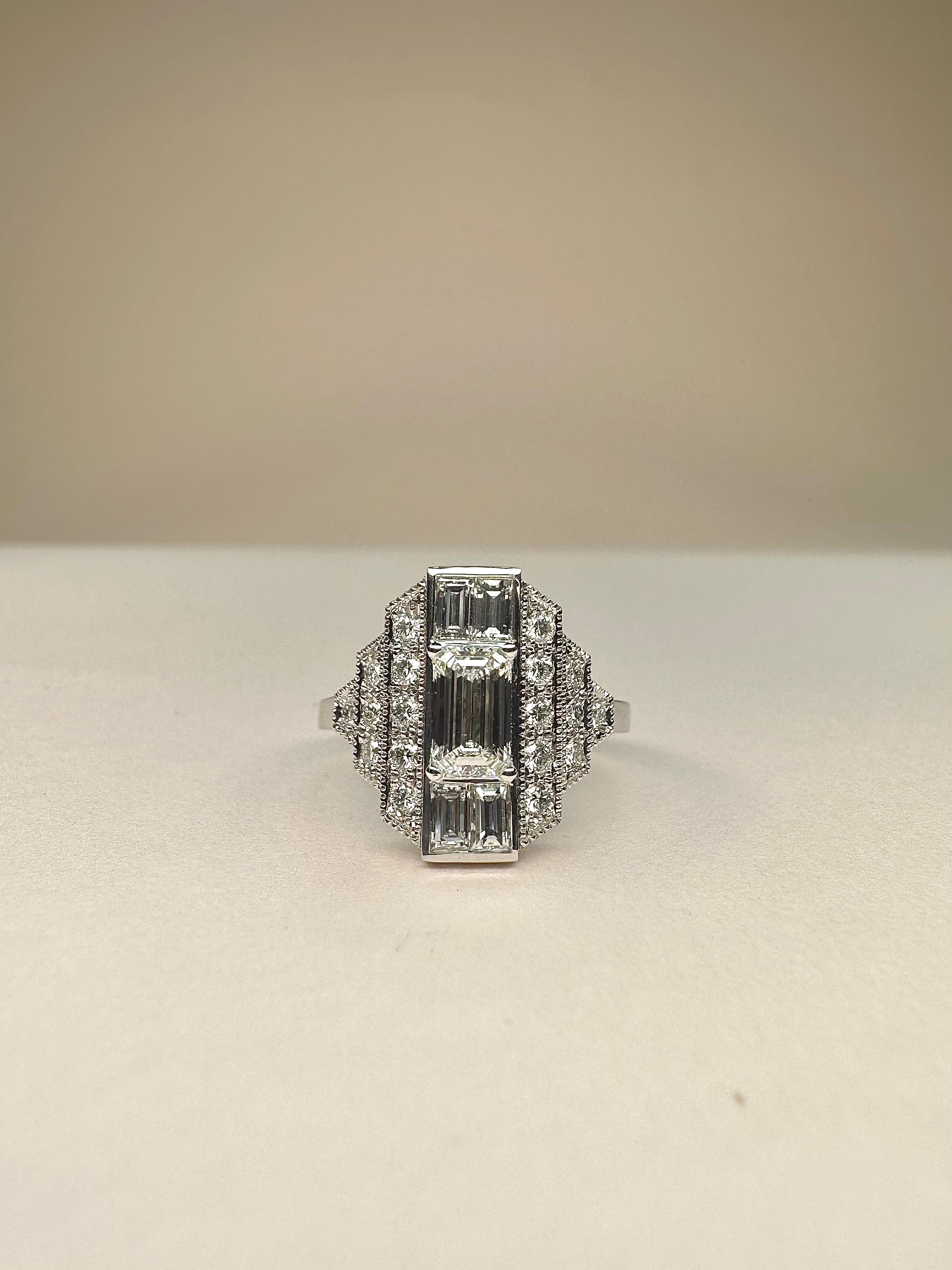 in vendita:  Anello con diamante taglio smeraldo e 4 baguette in stile Art Deco in oro bianco 18k da 0,70 carati 2