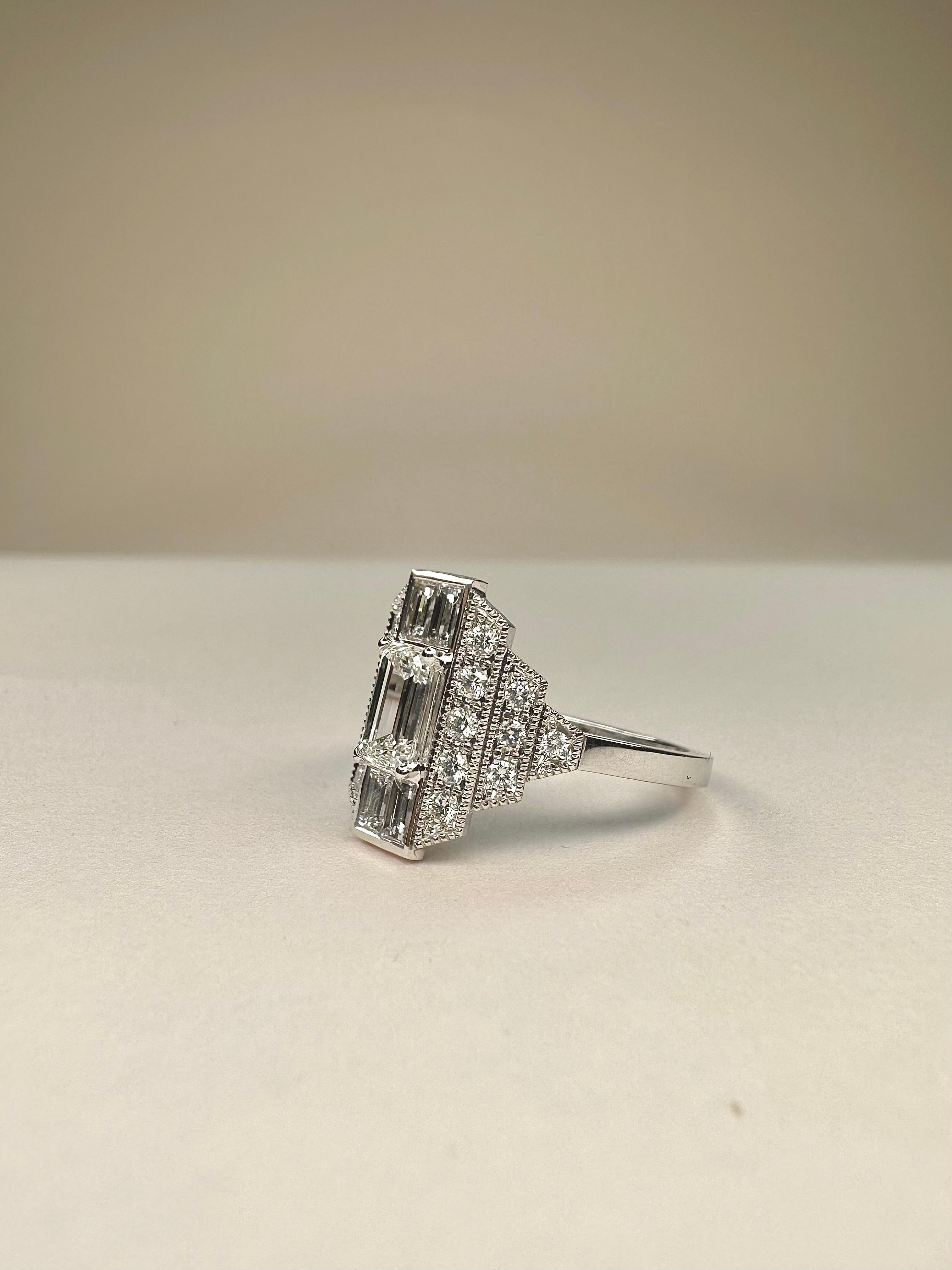 in vendita:  Anello con diamante taglio smeraldo e 4 baguette in stile Art Deco in oro bianco 18k da 0,70 carati 3