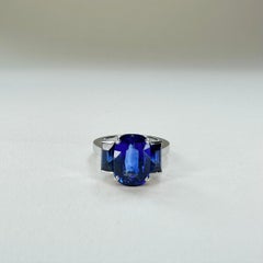 18k White Gold 4 Ct Royal Blue Cushion Cut Sapphire 4 Carats and 2 Baguette Sap.