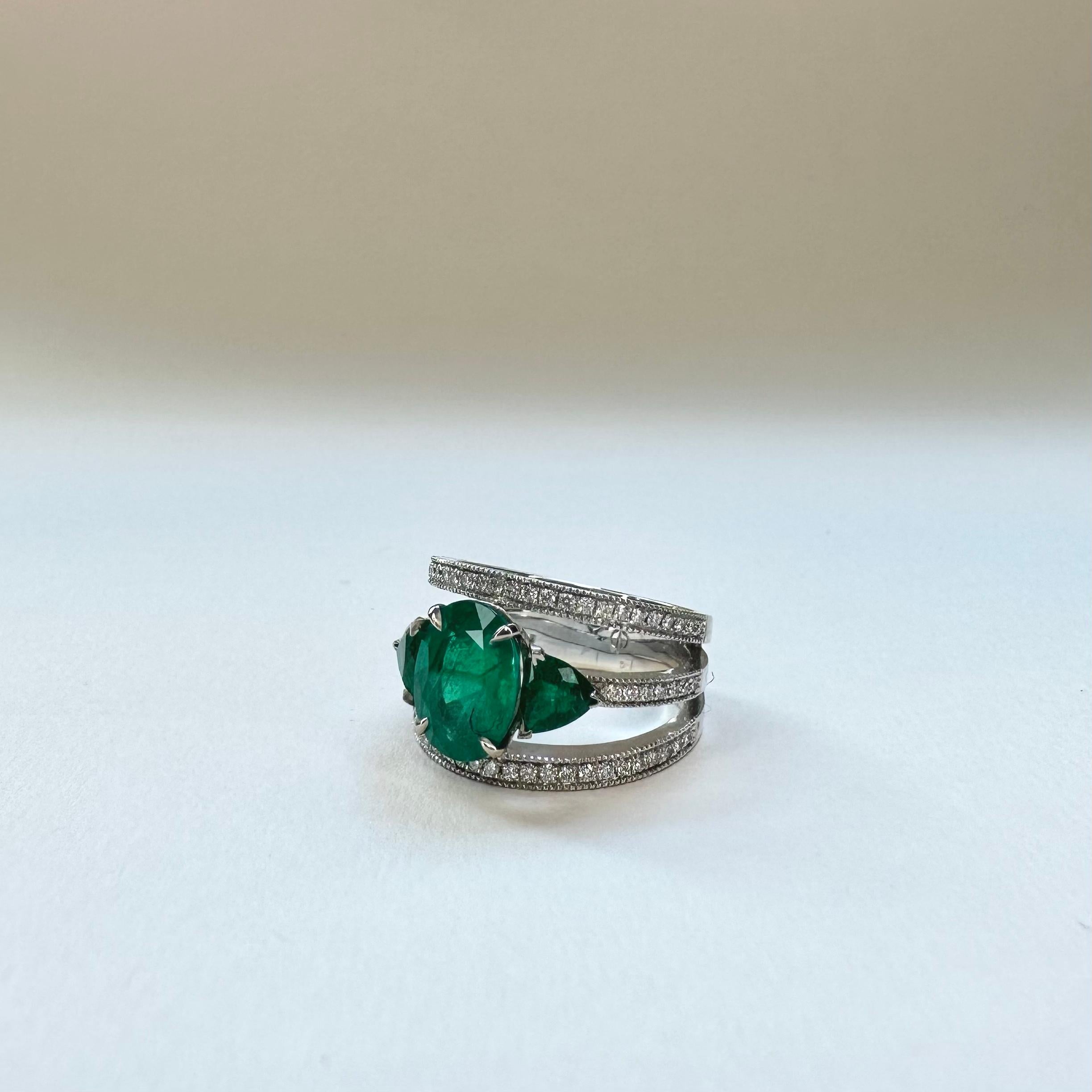 For Sale:  18k White Gold 2.51 Ct Vivid Green Oval Emerald Band Ring, 2 Troidia Emeralds 4