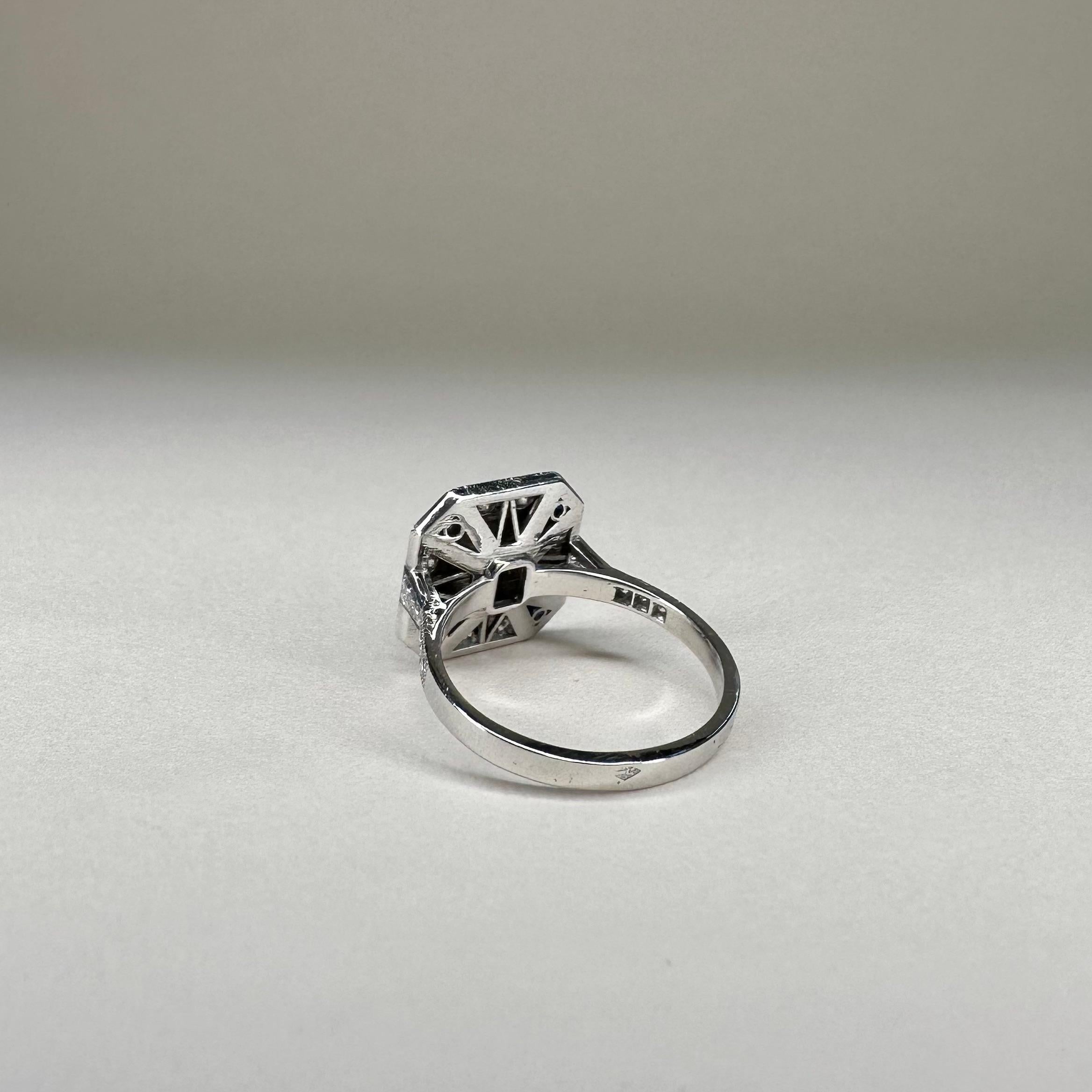 En vente :  Bague Art déco en or blanc 18 carats sertie d'un diamant de 0,8 carat et d'un saphir bleu royal de 0,6 carat 6