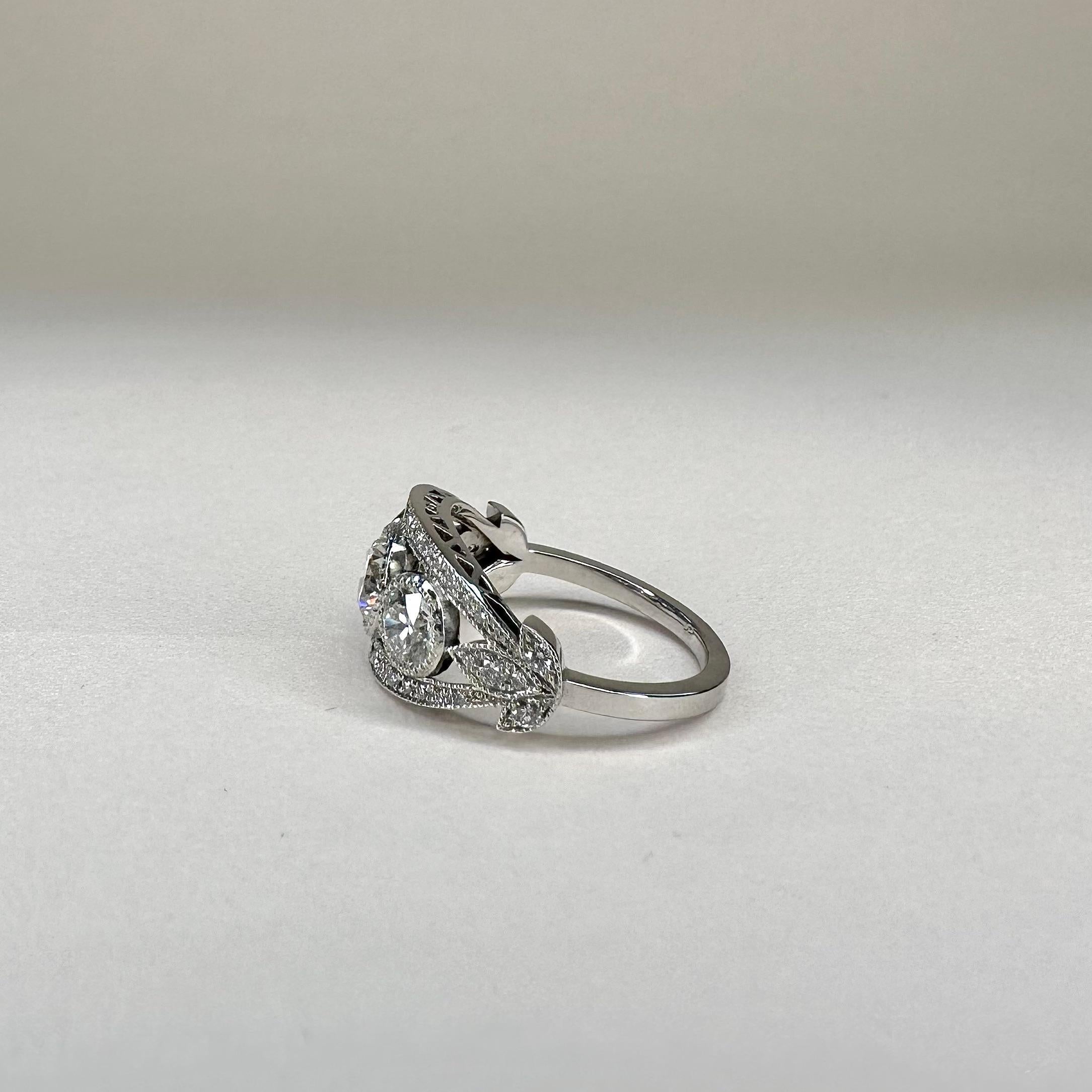 in vendita:  Anello con tre pietre di diamante in oro bianco 18k con un taglio brillante da 0,70 carati e due da 0,35 carati 4