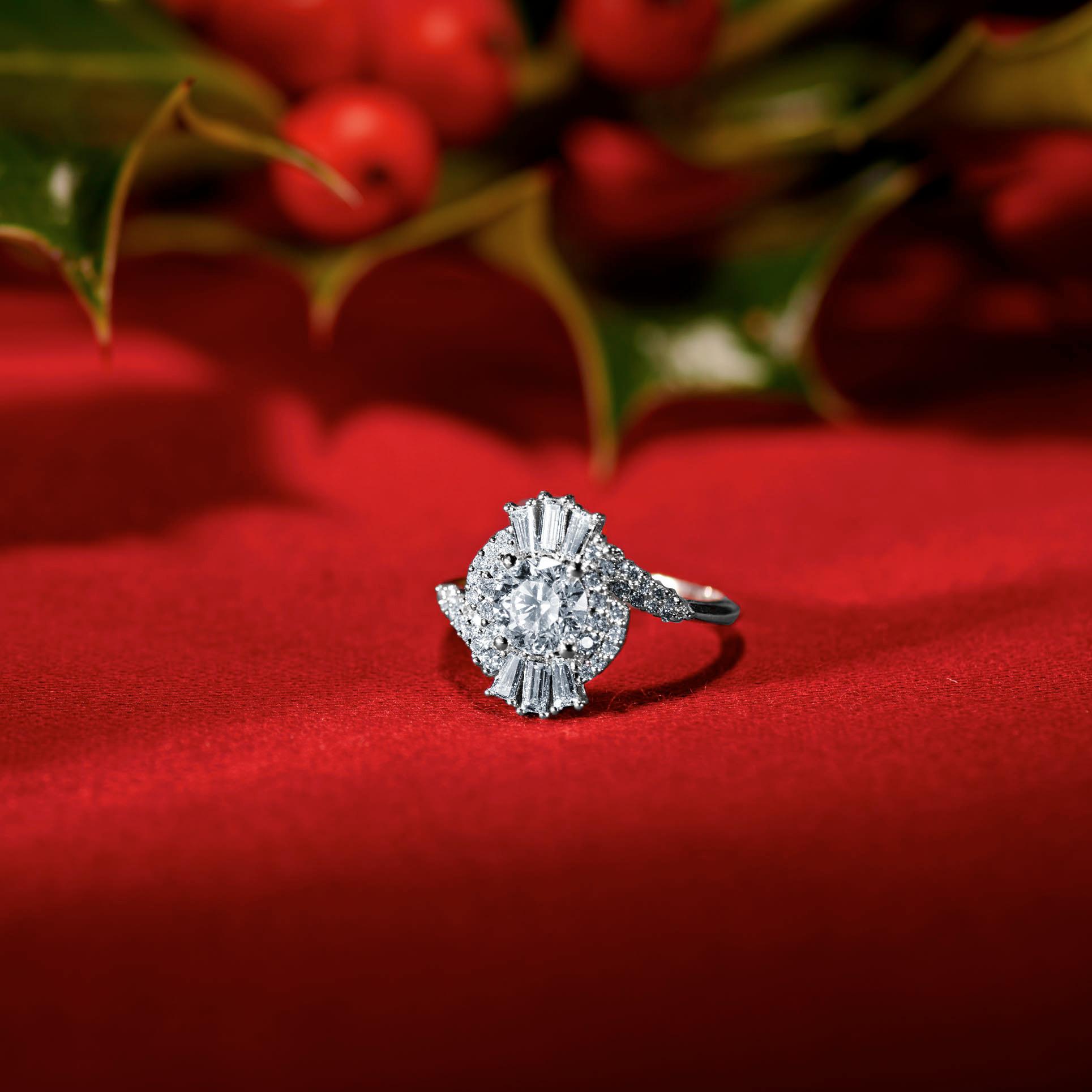 For Sale:  Art Deco Style 18k White Gold 0.90 Ct Diamond Ring Set With Taper Cut Diamonds 4