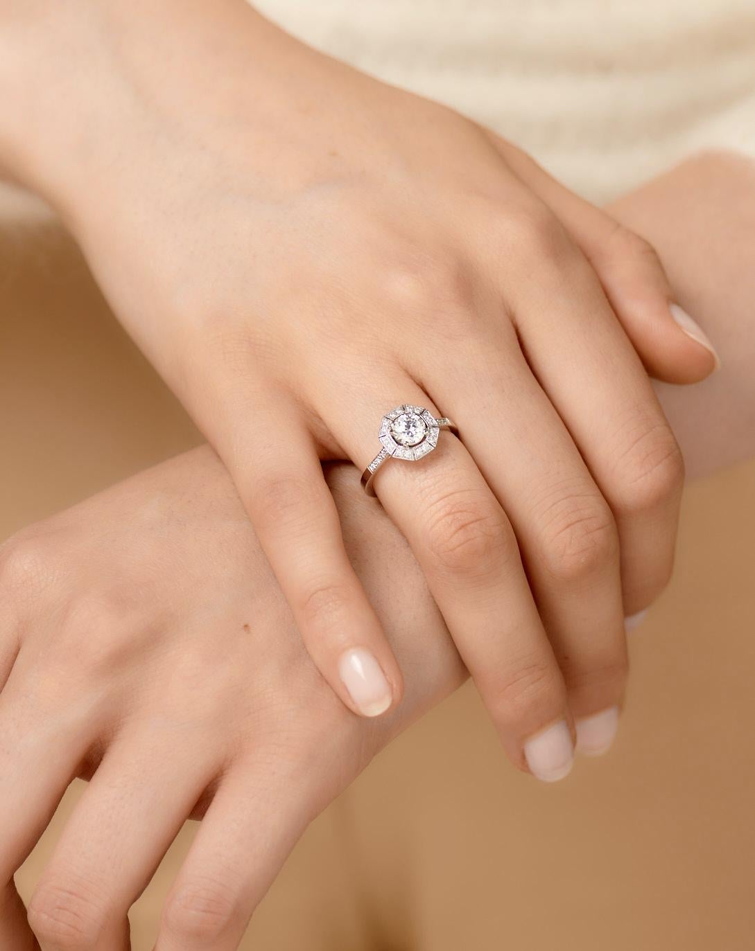 En vente :  Bague en or blanc 18 carats de style Art déco sertie d'un diamant de 0,72 carat et de 0,20 carat 3