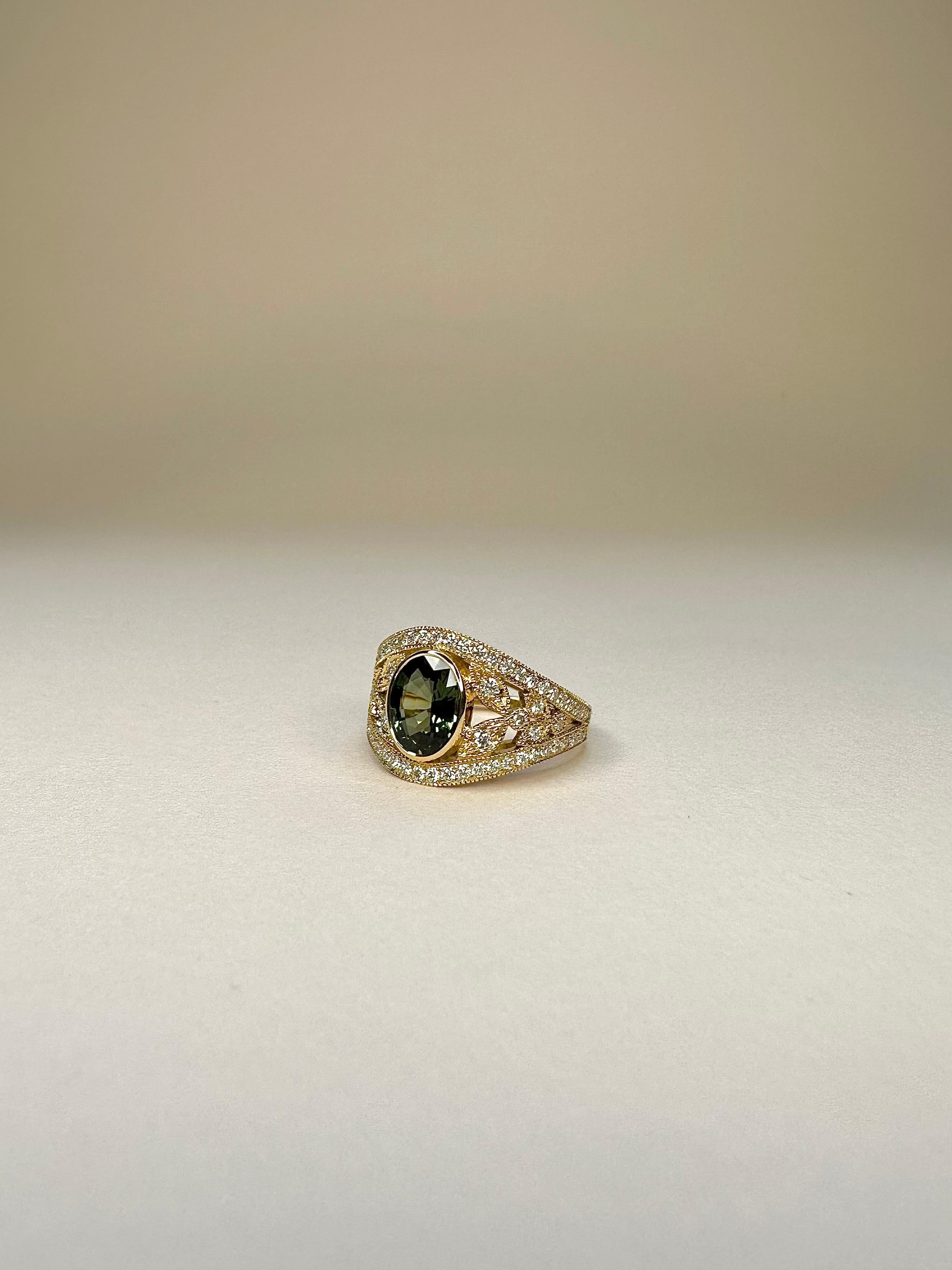 En vente :  Bague en or jaune 18 carats à motif de feuille de laurier avec saphir vert 2,03 carats et diamants 0,65 carat 6