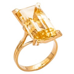 18 Karat yellow gold ring with Emerald cut Citrine