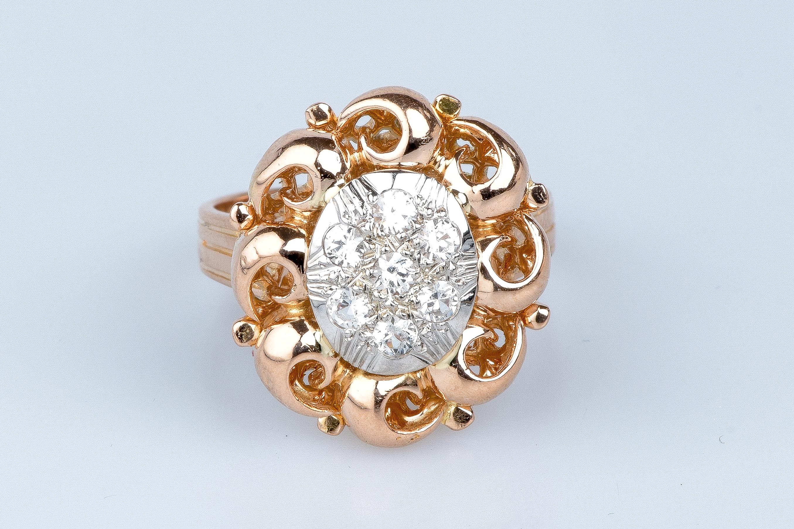 Bague en or rose 18 cts ornée de 7 diamants de 0,02 cts chacun, soit 0,14 cts au total.

Qualité du diamant
Couleur : H
Clarté : VS1

Poids : 9,40 grammes

Taille : EU : 54

Dimensions : 1,9 cm x 1,9 cm 

Bijou livré dans un coffret luxueux avec un