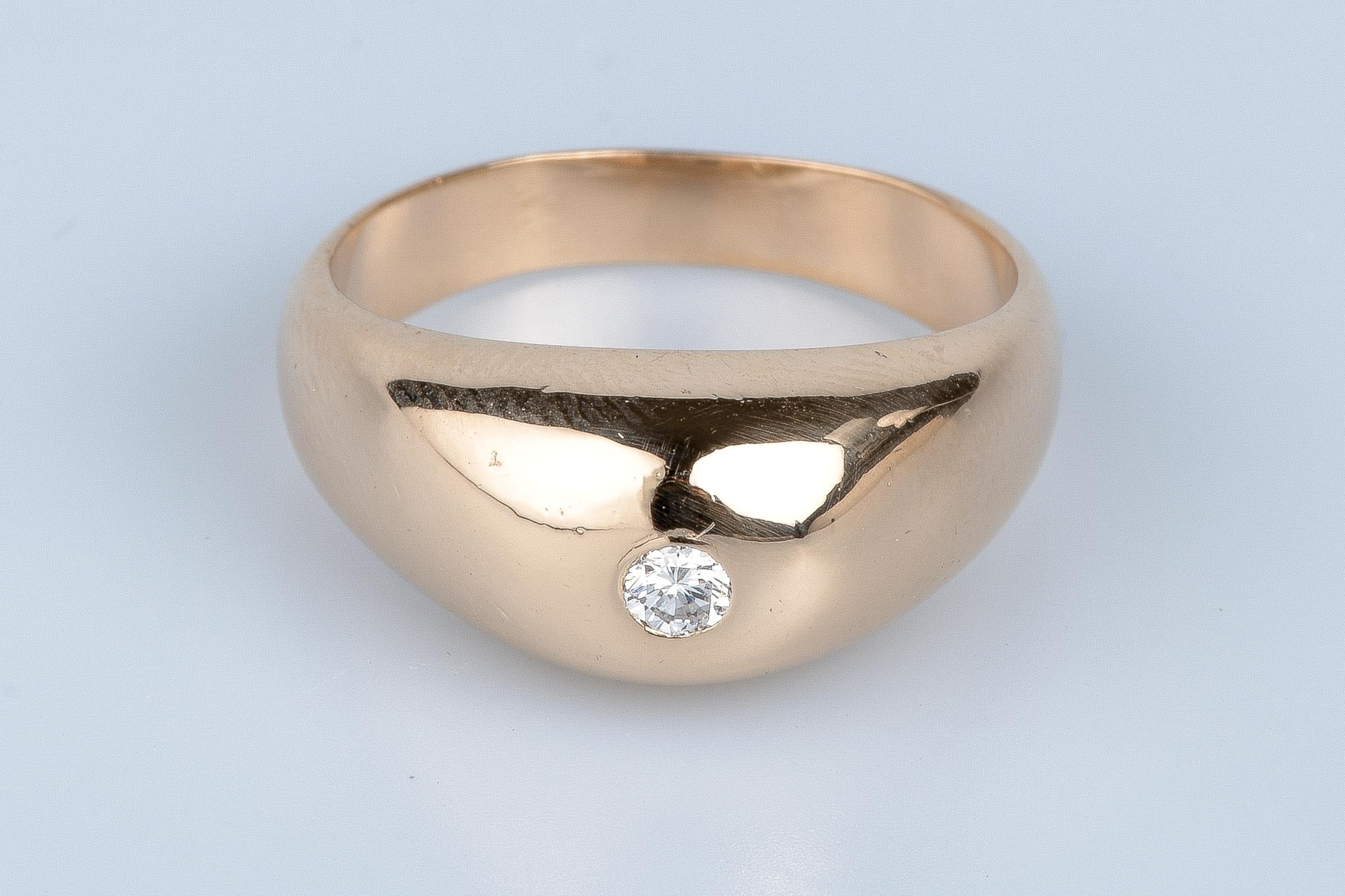 Bague en or rose 18 cts ornée d'un diamant de 0,10 cts.


Qualité du diamant
Couleur : H
Clarté : VS2


Poids : 11,70 grammes

Taille : EU : 55

Dimensions : 1,9 cm x 0,8 cm 

Bijou livré dans un coffret luxueux avec un certificat d'authenticité.