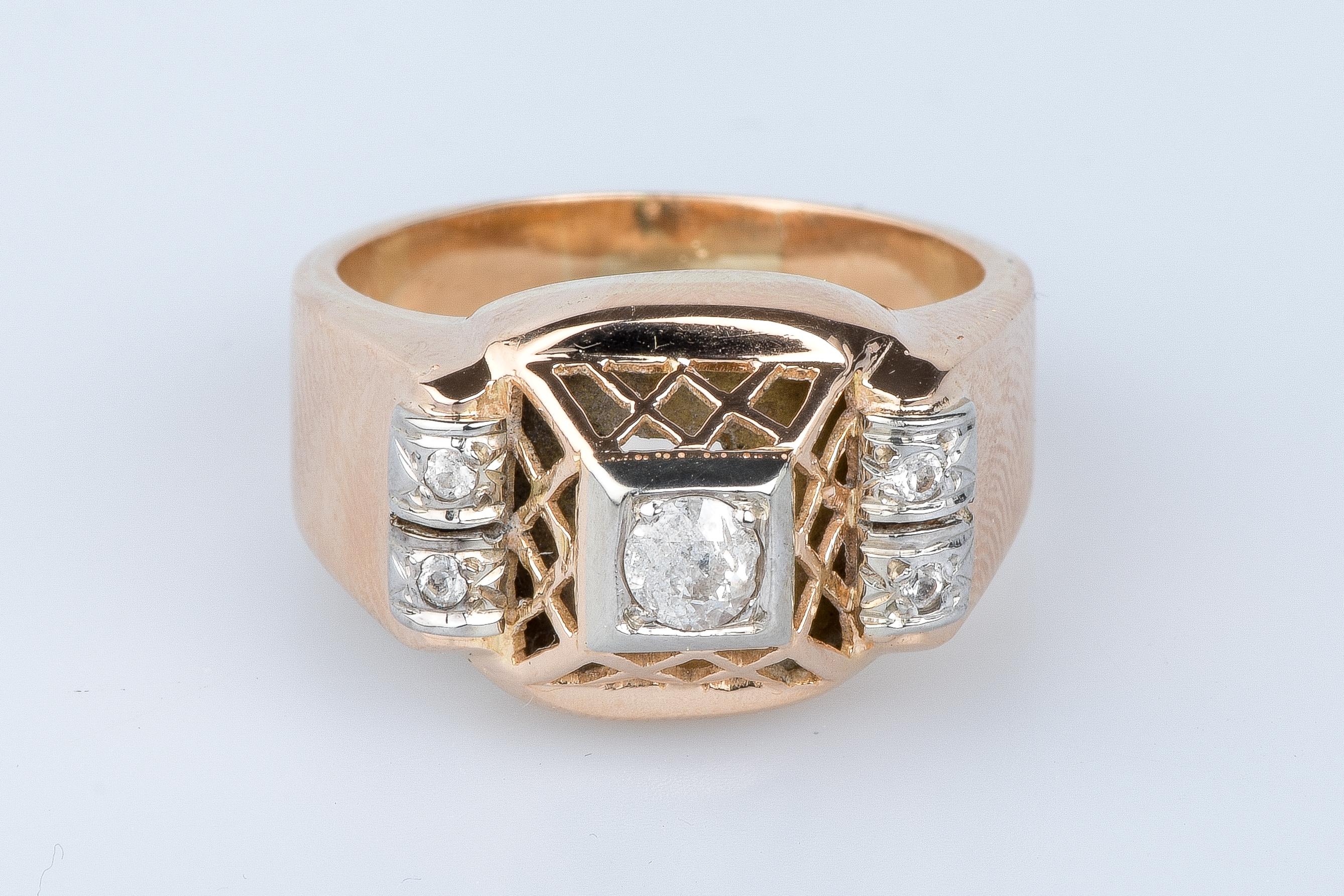 Bague en or rose 18 carats ornée d'un diamant taille ancienne au centre de 0,02 cts et de 4 diamants taille rose de 0,01 cts chacun, soit 0,04 cts au total.

Qualité du diamant
Couleur : H
Clarté : SI2

Poids : 9,90 grammes

Taille : EU :