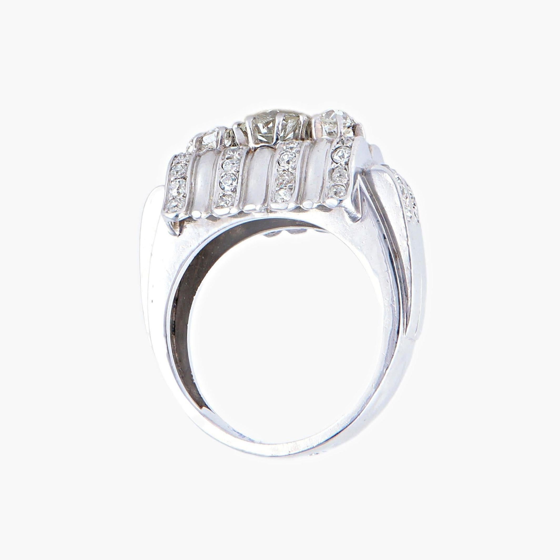 Bague en platine “cascade ” sertie de diamants , époque Art Deco In Good Condition For Sale In VERSAILLES, FR