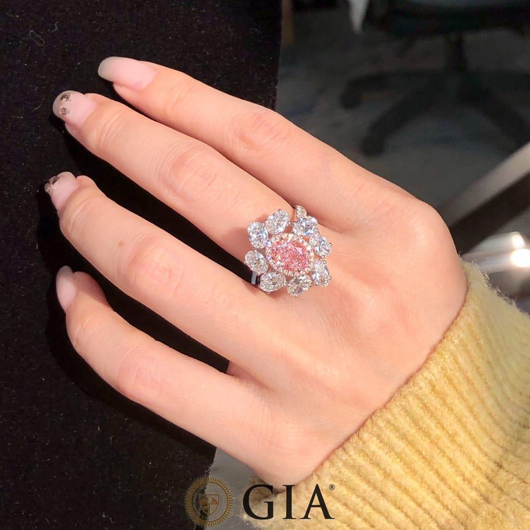 1.51 Carat GIA Very Light Pink Oval Diamond Fancy Halo Ring In New Condition For Sale In PARIS, FR