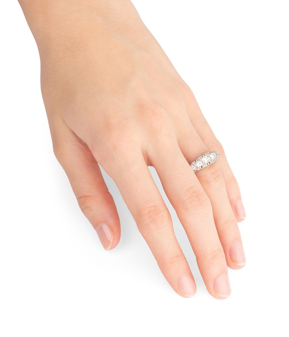 Bague jarretière ancienne en platine des années 30, ornée de 5 diamants taille ancienne pour un total d'env. 0,6 carat alternés de diamants taille rose.

Poids total du bijou : 4,32 g.
Taille 53.
Largeur de la bague : 0,6 cm.
Poinçon tête de chien.
