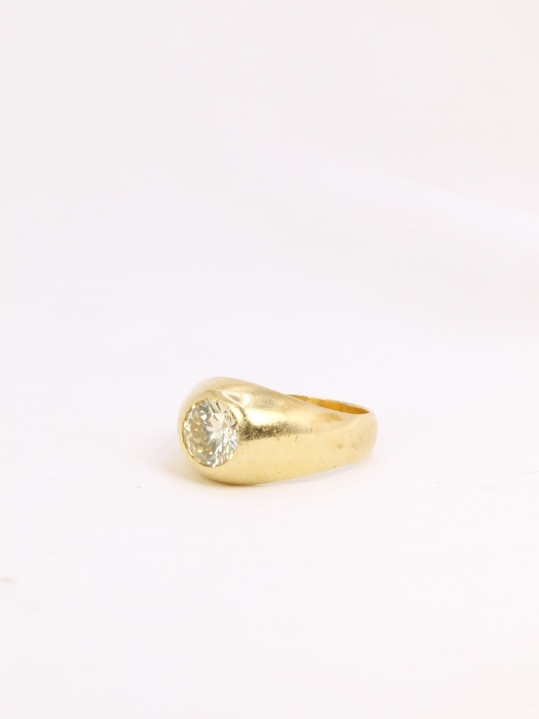 Bague jonc anglais en or 18k (750°/°°) sertie en son centre d'un diamant champagne pesant environ 1,4 ct. Travail probablement français des années 1970. Poinçon tête de hibou pour les ouvrages d'occasion en or 18 carats.
Tour de doigt : 55, mise à
