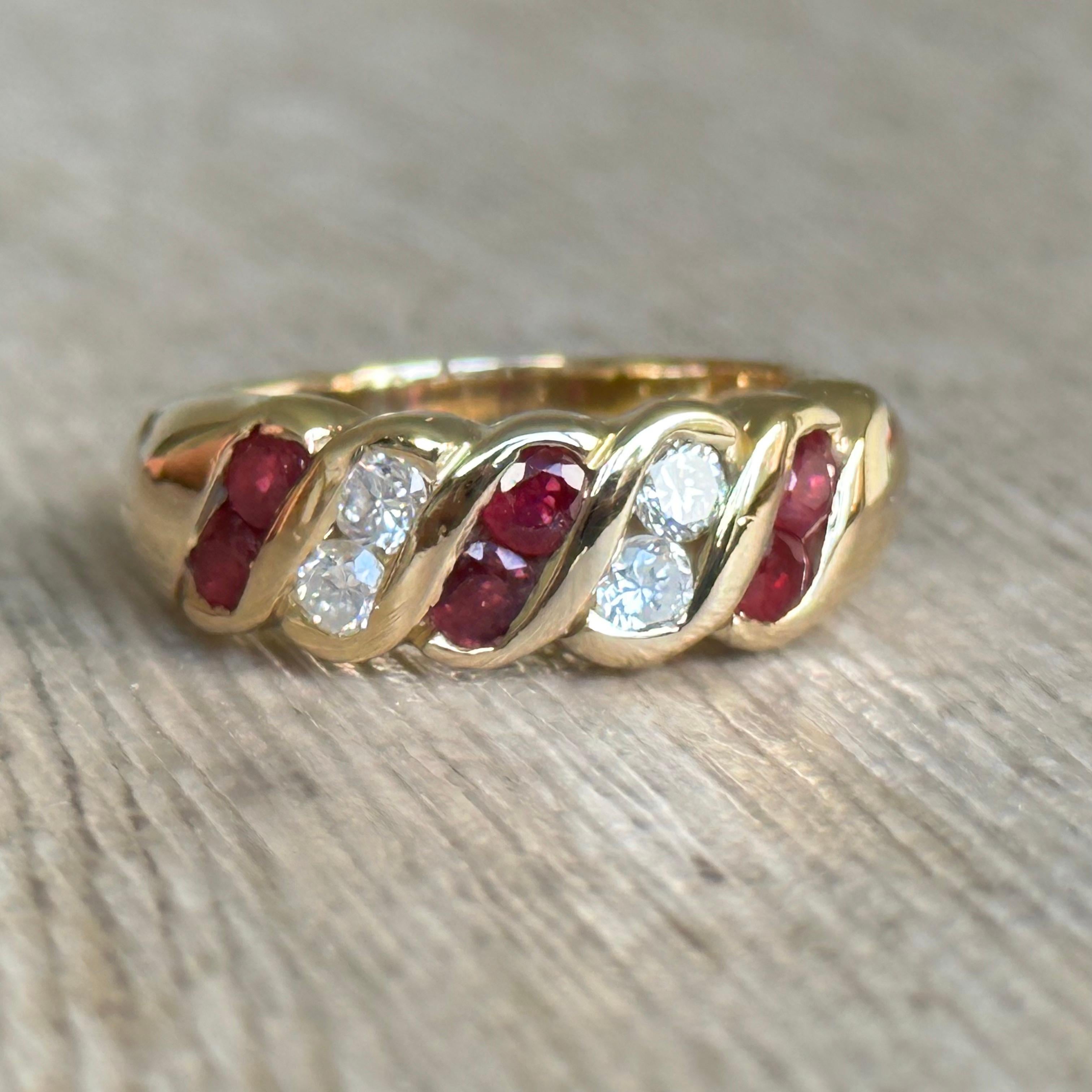 Brilliant Cut Bague jonc rubis diamants en or 18 carats d'occasion For Sale
