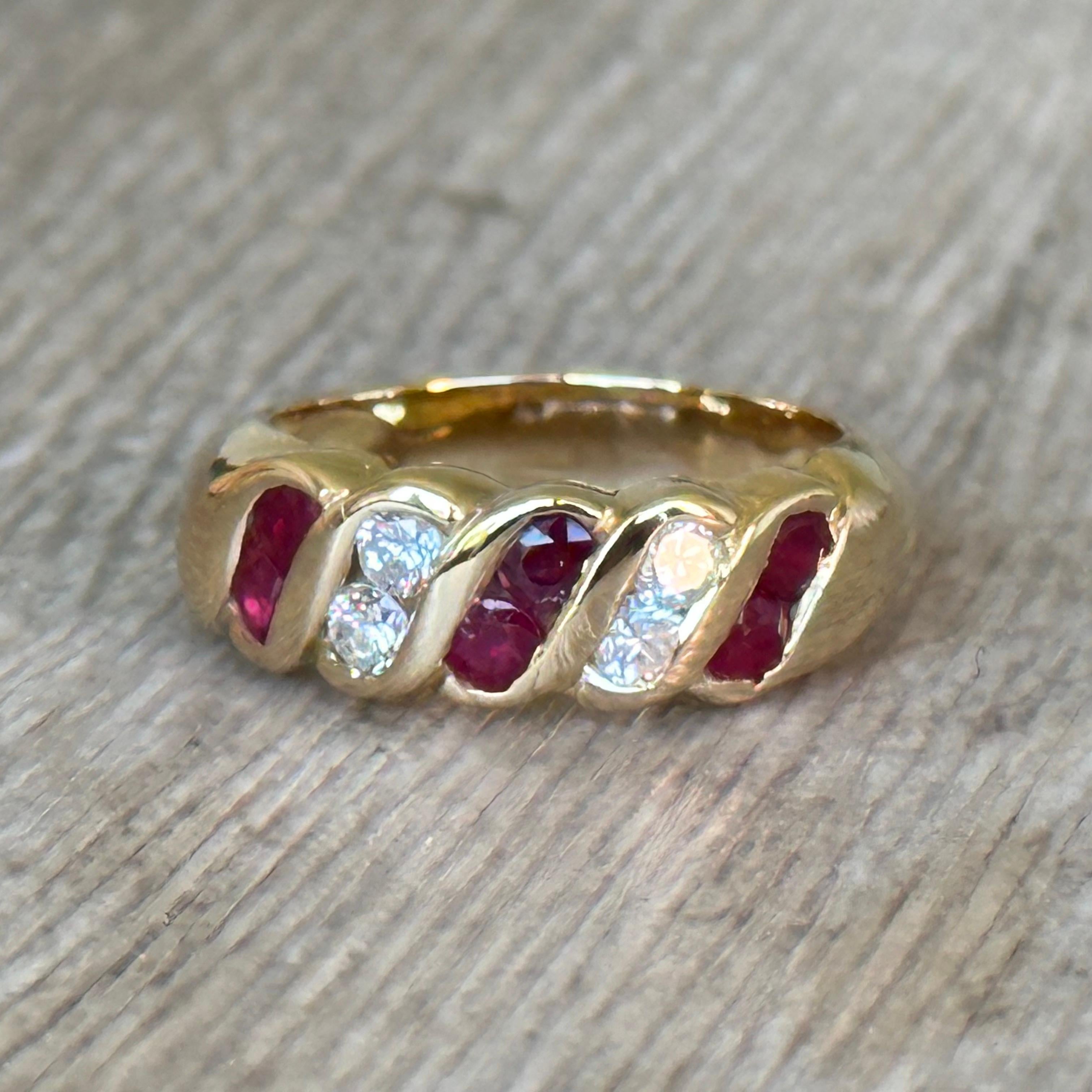 Bague jonc rubis diamants en or 18 carats d'occasion For Sale 3