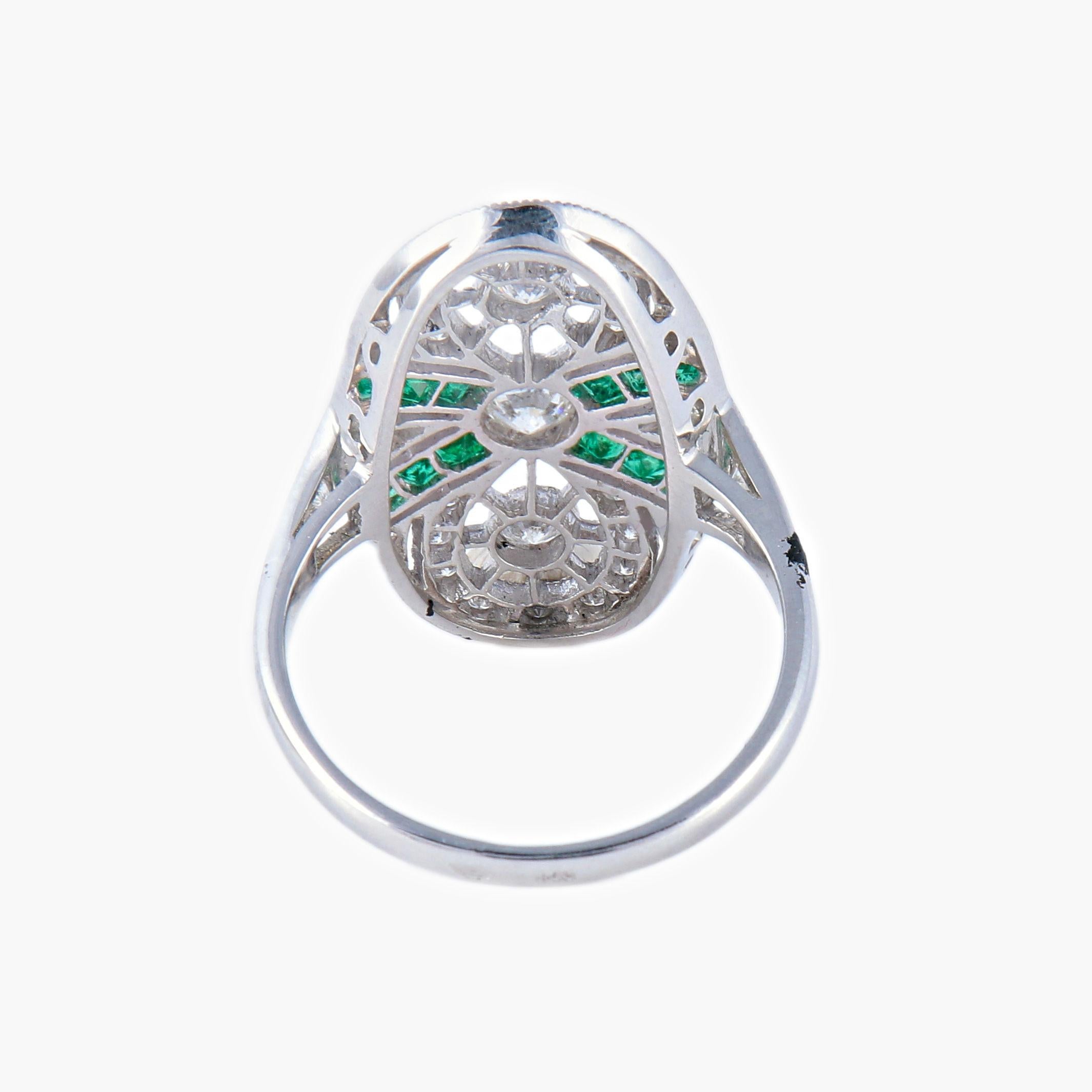 Bague Ovale Marquise En or 18 Carats En Diamants Et Émeraudes, Style Art Deco In Good Condition For Sale In VERSAILLES, FR