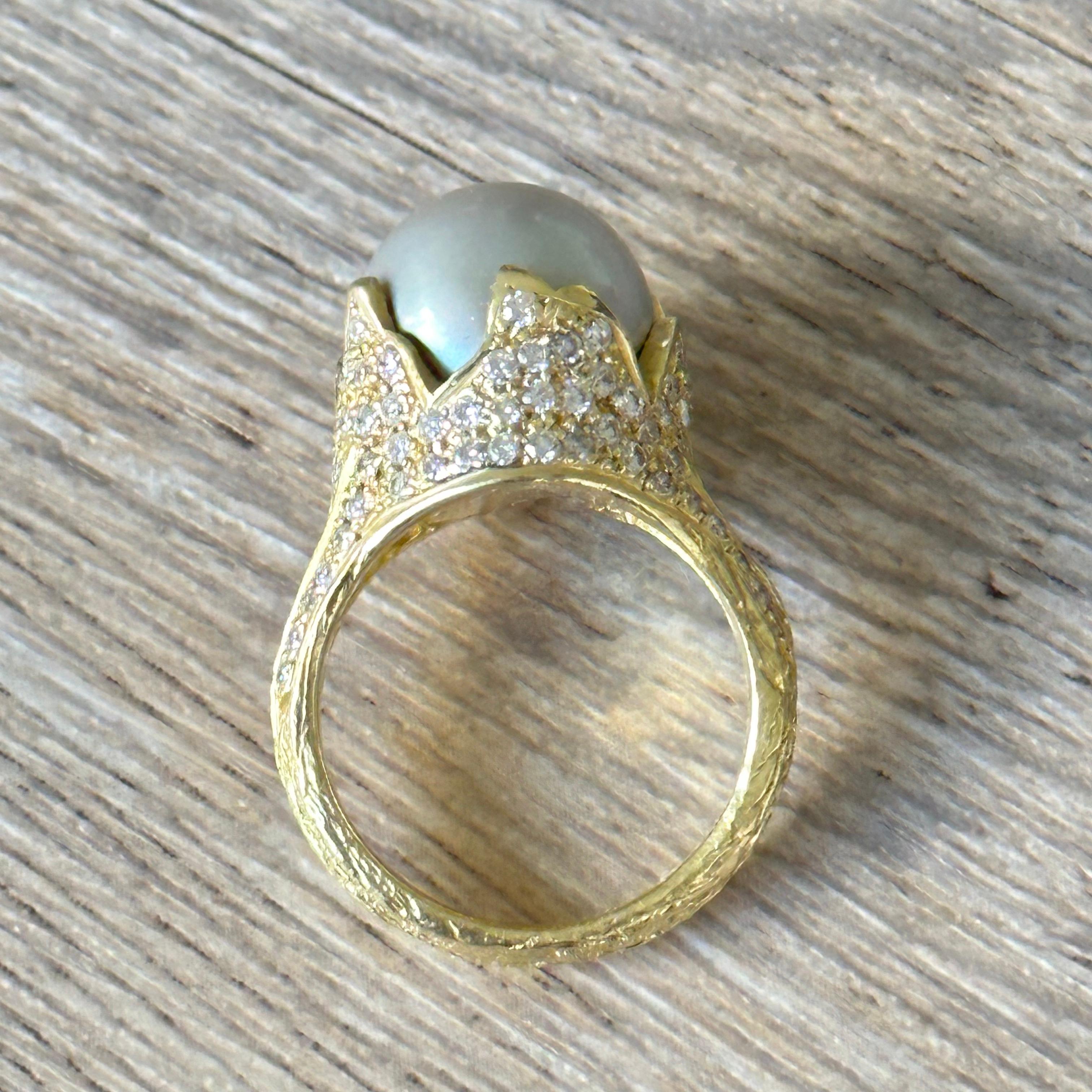 New ring in 18 carat gold, 750 thousandths gold, from the American brand Samira 13 set with a beautiful Tahitian pearl 12 millimeters in diameter and studded with diamonds.
Its ring size is 53 for a gross weight of 14.35 grams.
Value new in store