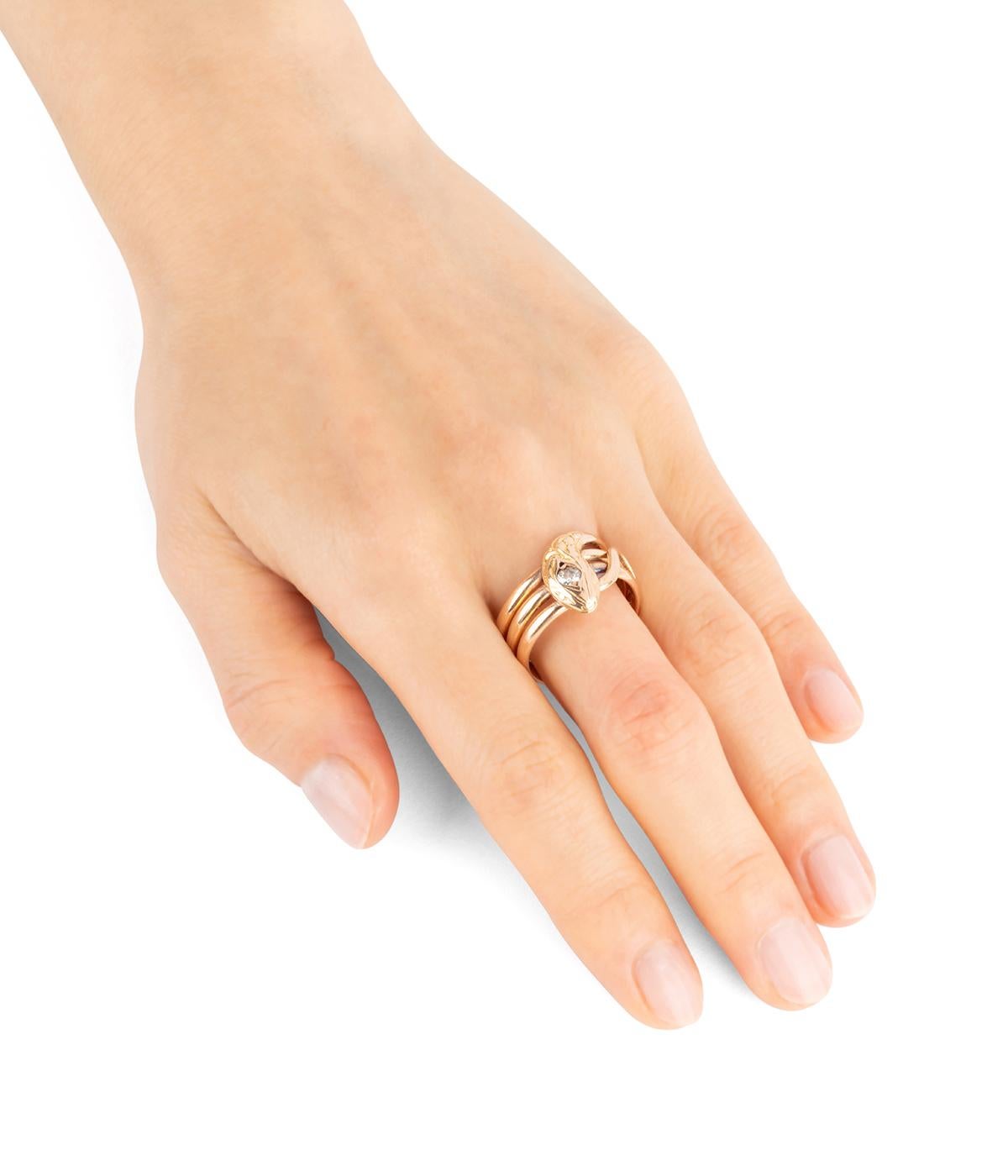 Bague serpent ancienne en or rose 18 carats (750 millièmes) de la fin du 19ème siècle. Sie stellt eine Schlange dar, die mit einem Diamanten der Größe 8/8 umwickelt ist.  d'env. 0,1 carat sur la tête. 

- Poids total du bijou : 5,3 g environ.
-