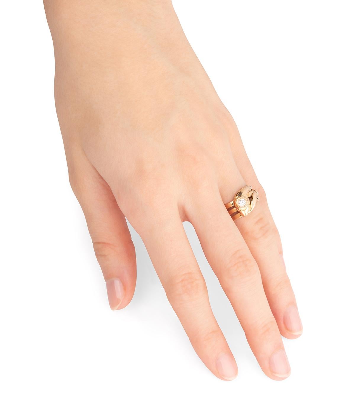Bague serpent ancienne en or rose 18 carats (750 millièmes) du début du 20ème siècle, dont la tête est ornée d'un diamant taille brillant d'env. 0,15 carat.

Poids total du bijou : 7,95 g environ.
Taille 51.
Largeur de la bague : 1 cm.
Poinçon tête