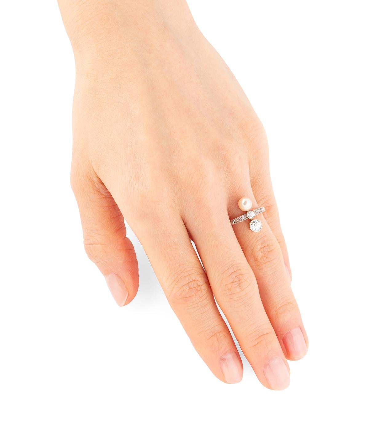 Bague Toi et Moi ancienne en or 18 carats (750 millièmes) de la fin 19ème siècle, ornée d'une perle et d'un diamant taille ancienne de 0,35 carat environ. L'anneau est orné d'un petit diamant taille ancienne d'environ 0,10 carat épaulé de trois