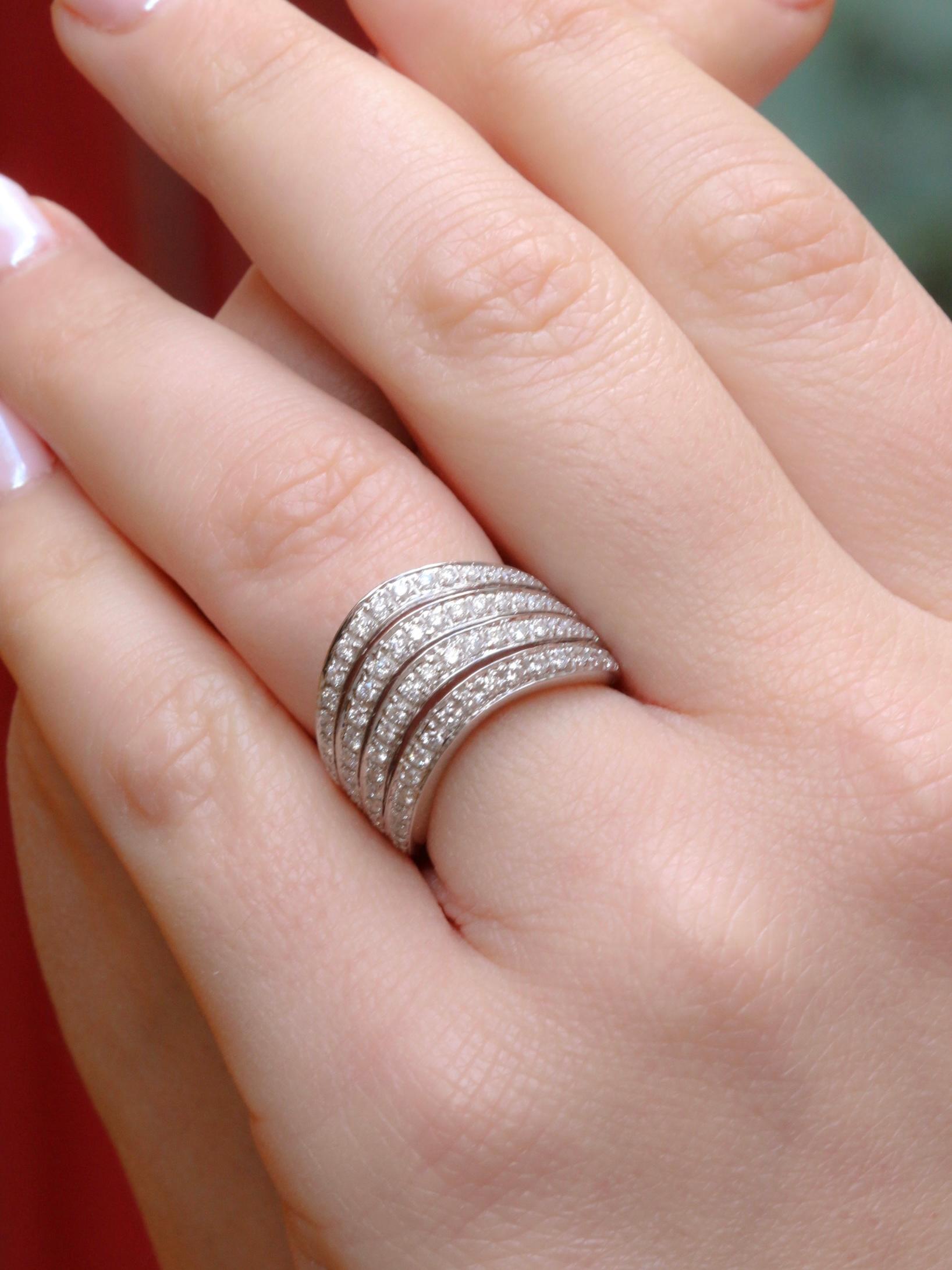 Ring in 18k (750°/°°) white gold and diamonds composed of four wave-shaped rings each set with diamonds totaling approx. 2.5 cts. Vintage work. Noted 750 inside the ring for 18k gold.
Ring size: 53
Gross weight: 7.35 grams
