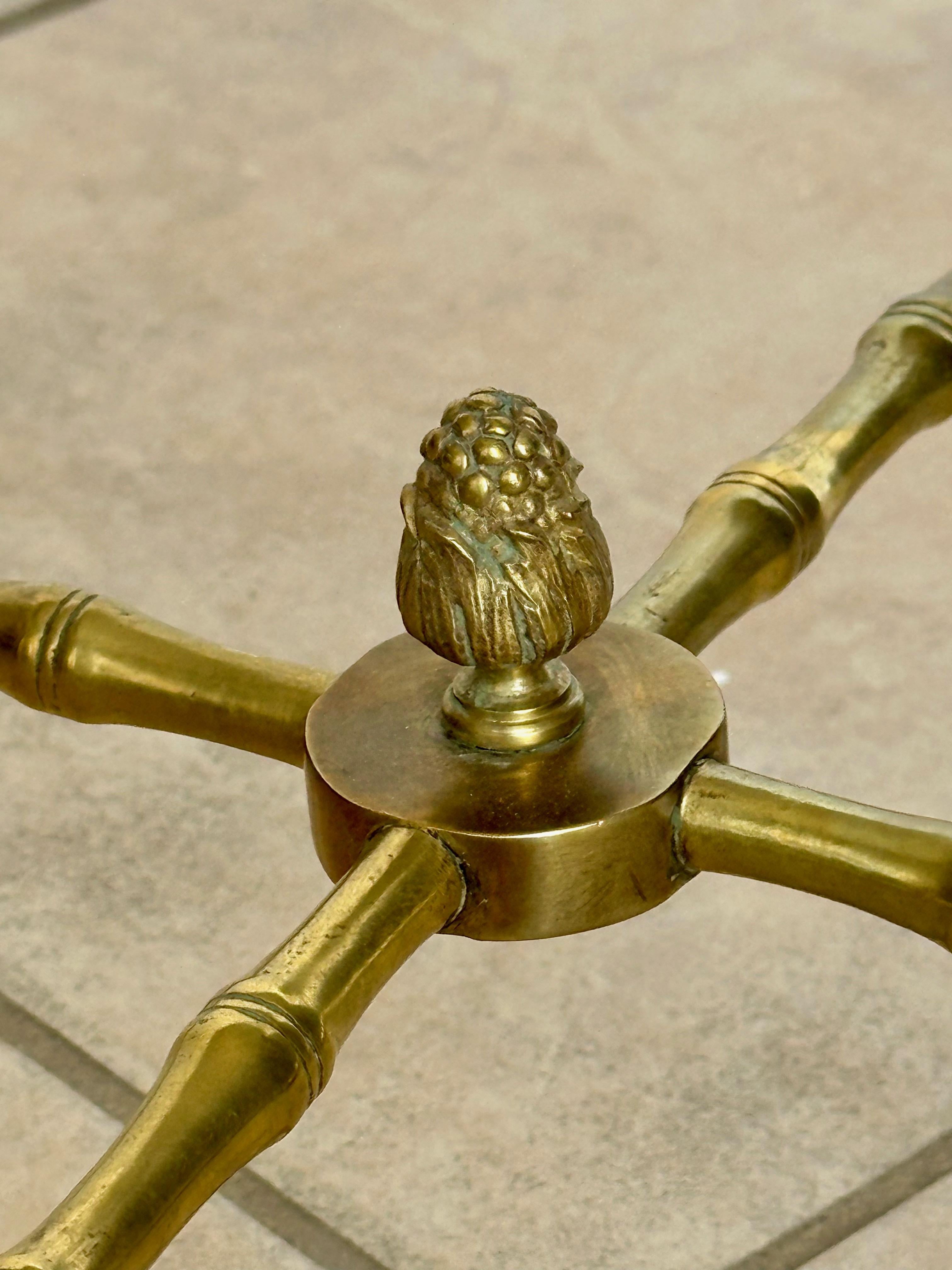 Mesa auxiliar redonda de bambú de imitación de bronce francés Bagues en venta 4