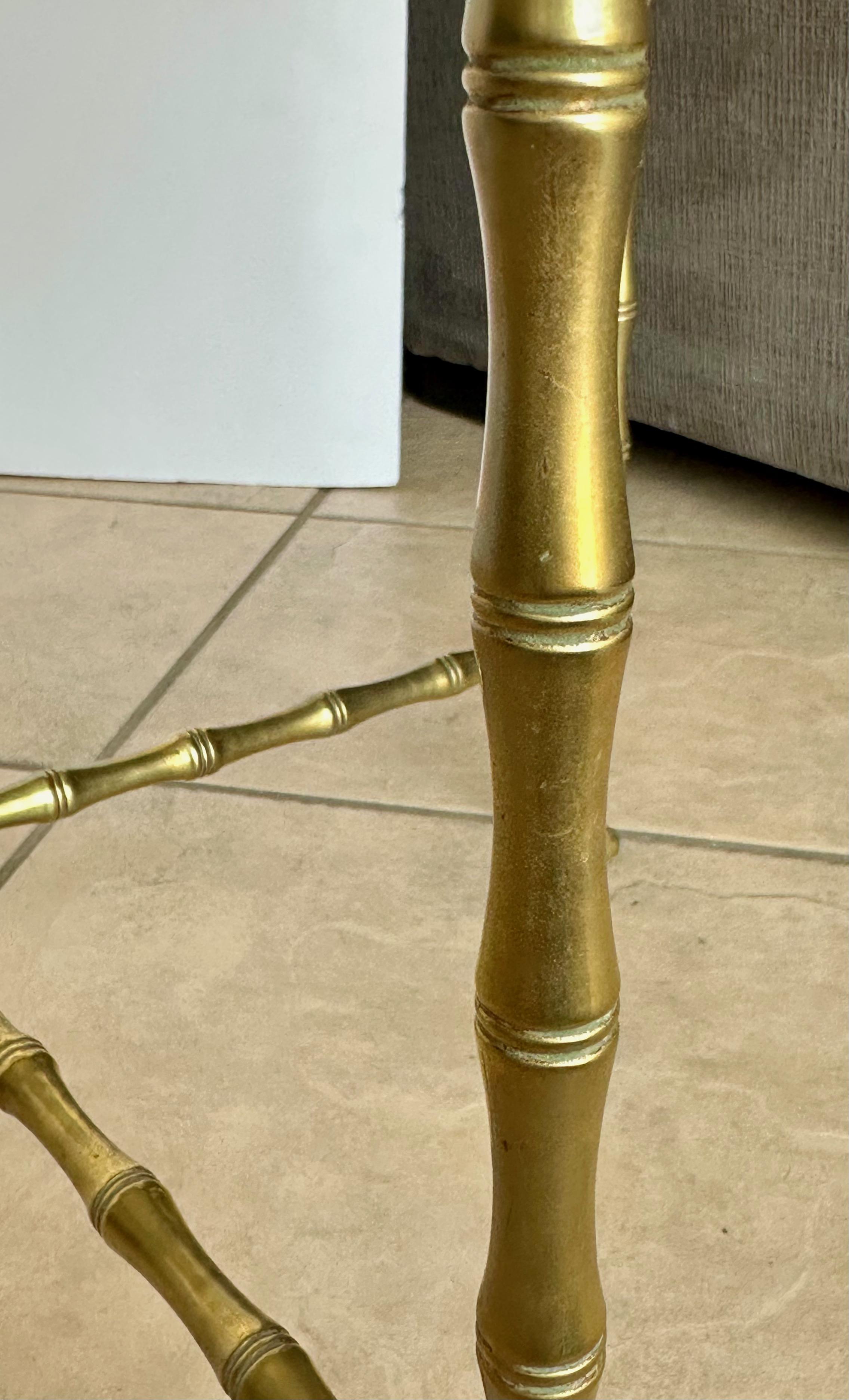 Mesa auxiliar redonda de bambú de imitación de bronce francés Bagues en venta 5