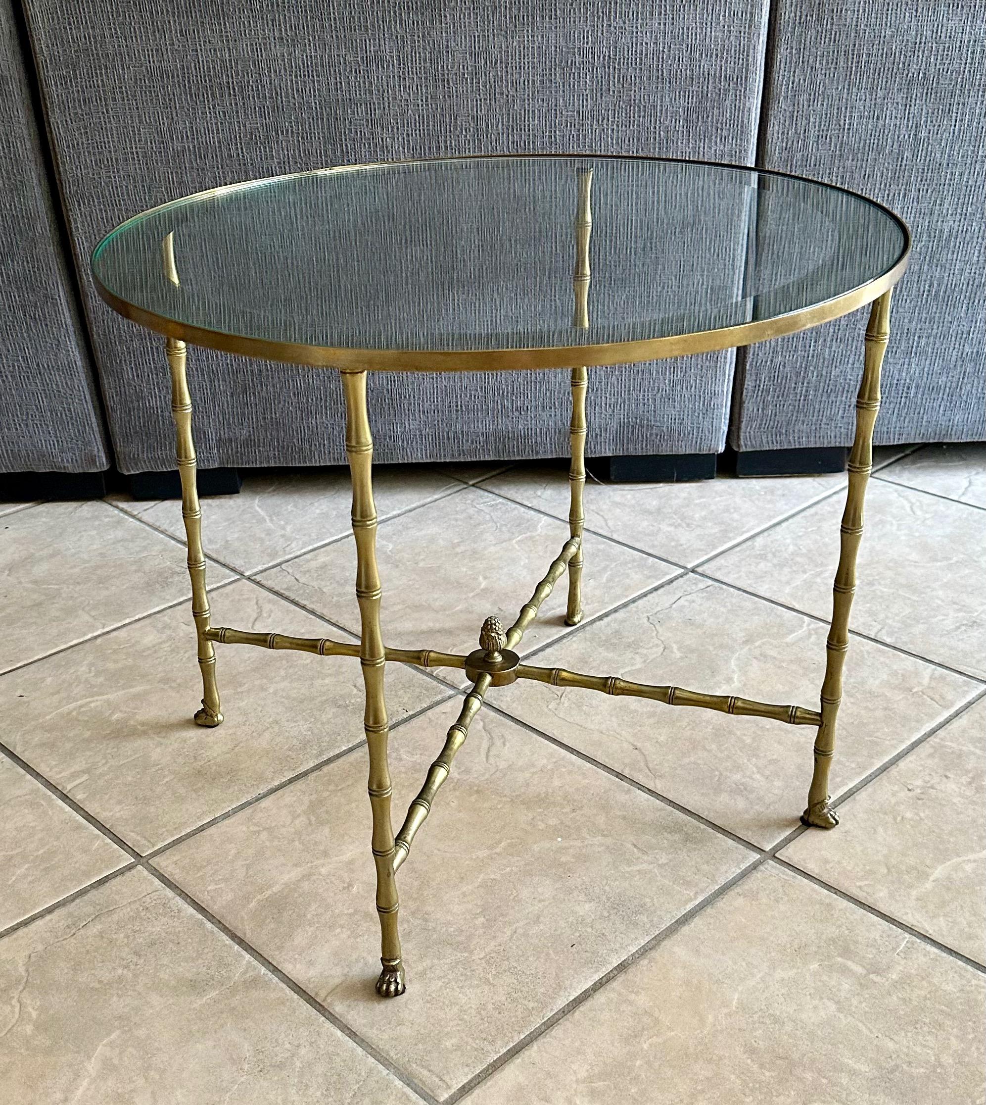 Mesa auxiliar redonda francesa de bronce o latón de imitación de bambú de los años 40 (o mesa de centro para una habitación más pequeña) con tablero de cristal con borde de espejo de Maison Bagues. Detalles excepcionales, incluidos los pies de garra