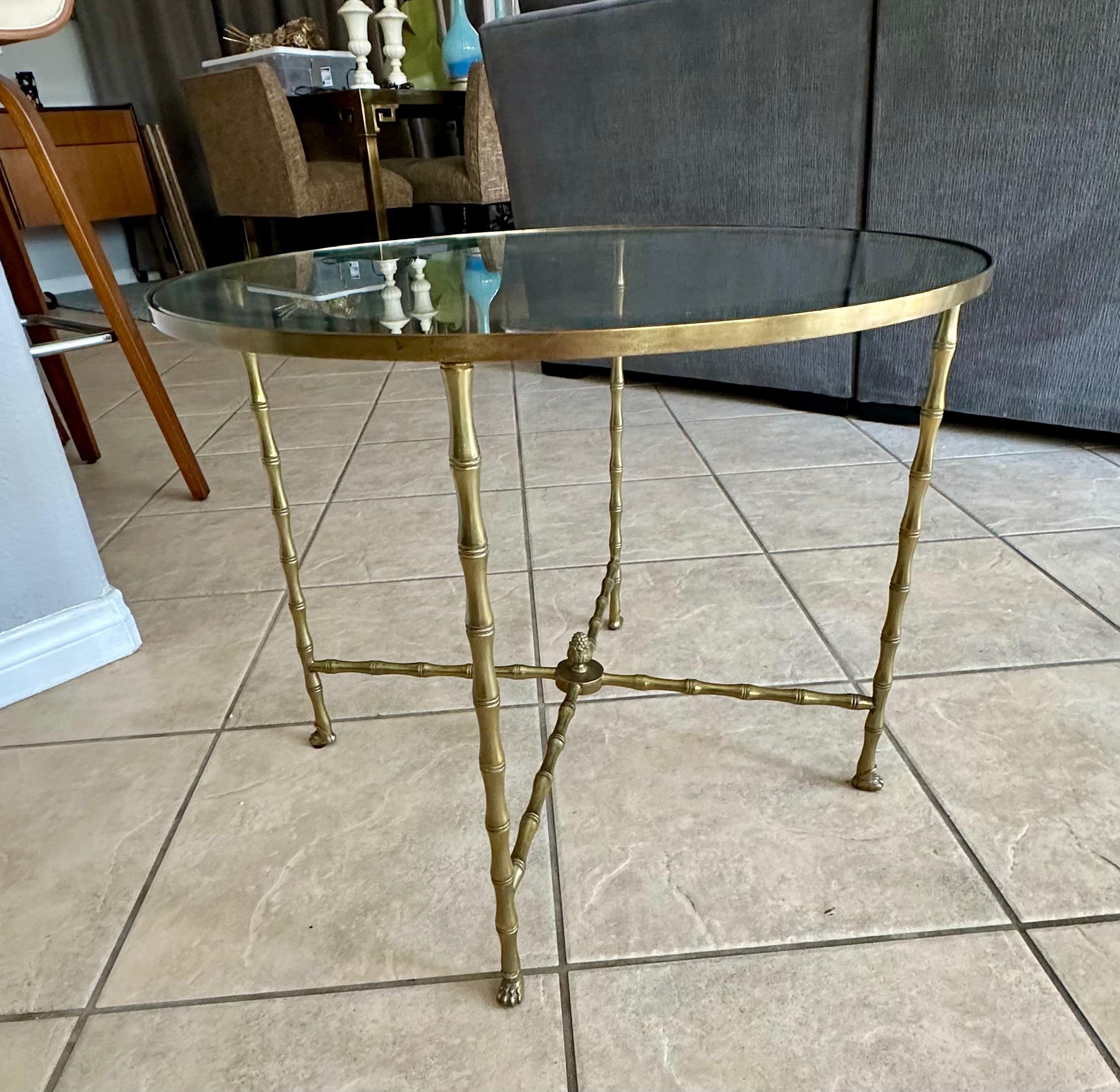 Mesa auxiliar redonda de bambú de imitación de bronce francés Bagues en Bueno estado para la venta en Palm Springs, CA