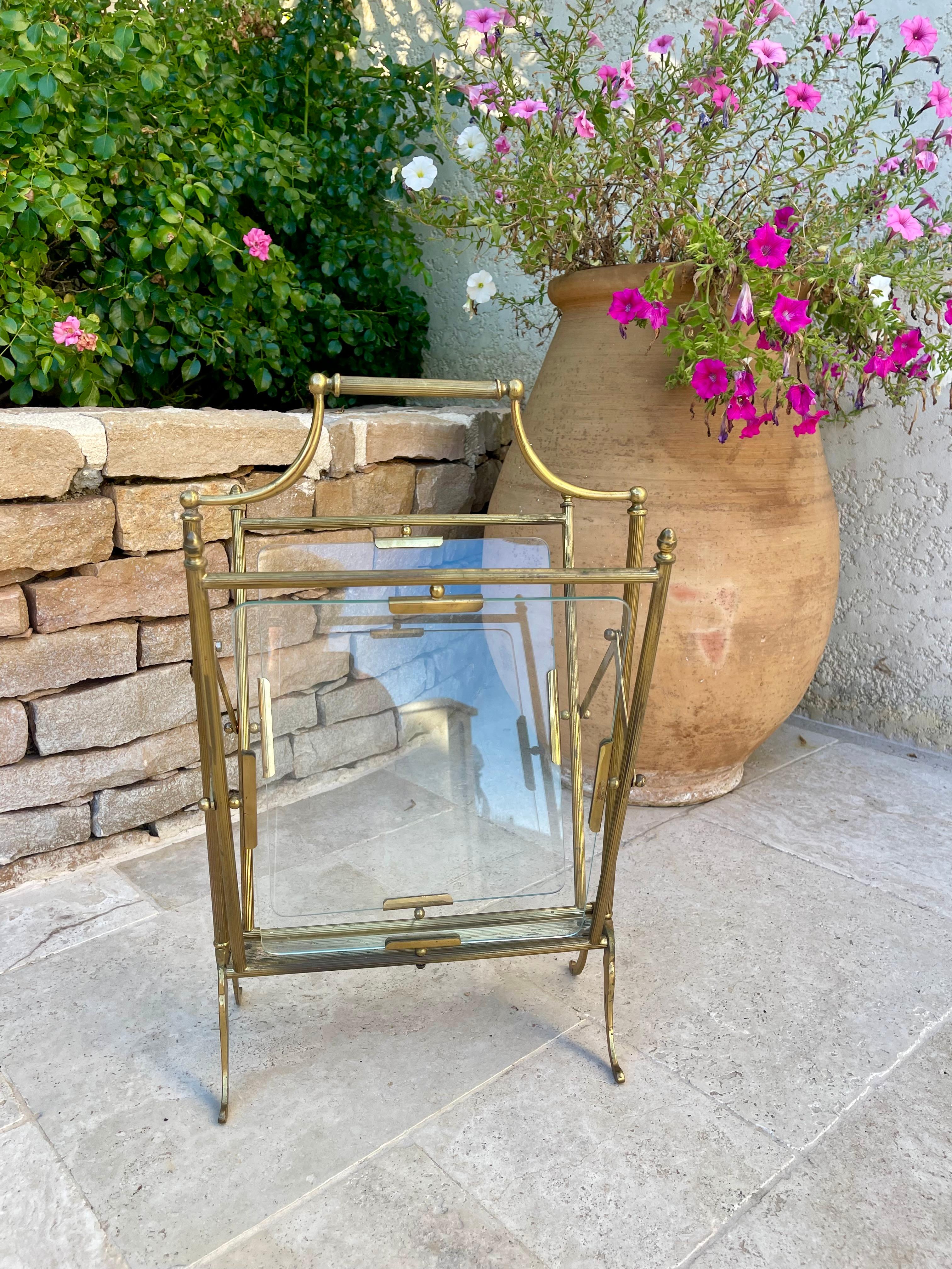 Portariviste in ottone dorato e vetro della Maison Baguès. È in buone condizioni.

Dimensioni
Altezza 56 cm
Larghezza 32 cm
Profondità del piano 28 cm
Profondità ai piedi 16 cm
