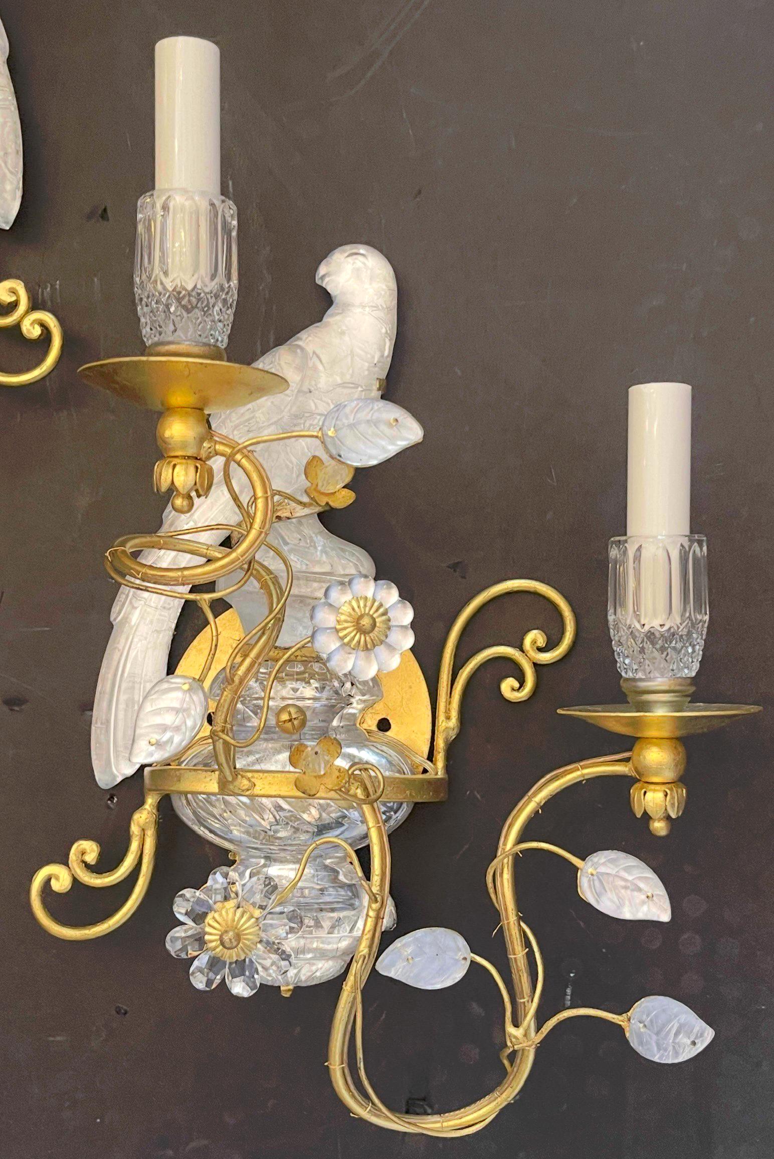 Un meraviglioso set di 4 (2 coppie) di uccelli in vetro e cristallo di rocca che si trovano sopra una base a forma di urna in cristallo di rocca, con una bellissima patina dorata. Queste applique sono pronte per essere installate con tutta la