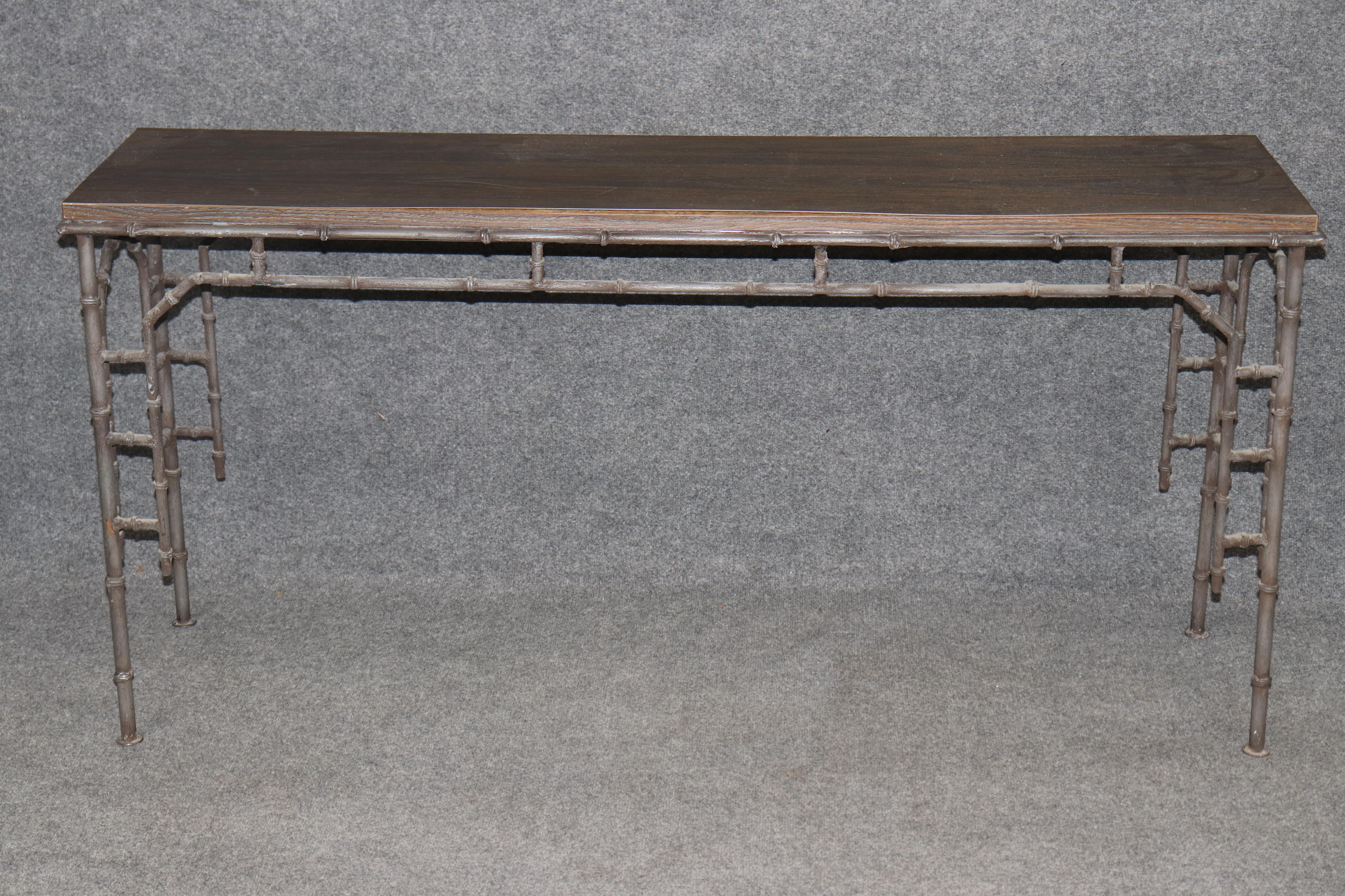 
Dieser elegante Konsolentisch erinnert an die zeitlose Raffinesse des französischen Designs und wird im unverwechselbaren Stil von Maison Baguès gefertigt. Die elegante Platte aus laminiertem Holz oder Formica bietet Langlebigkeit und eine