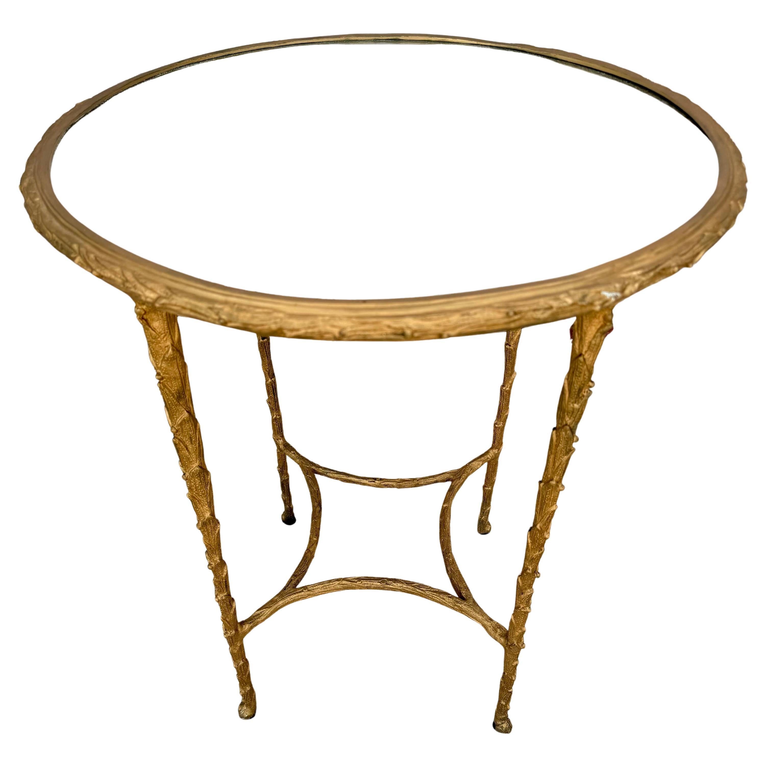Table d'appoint ronde en laiton faux Boi du milieu du siècle avec plateau en miroir. Cadre en faux bambou moulé en bronze avec brancards en demi-lune, reposant sur quatre pieds se terminant par des pieds légèrement courbés. Style de la Maison