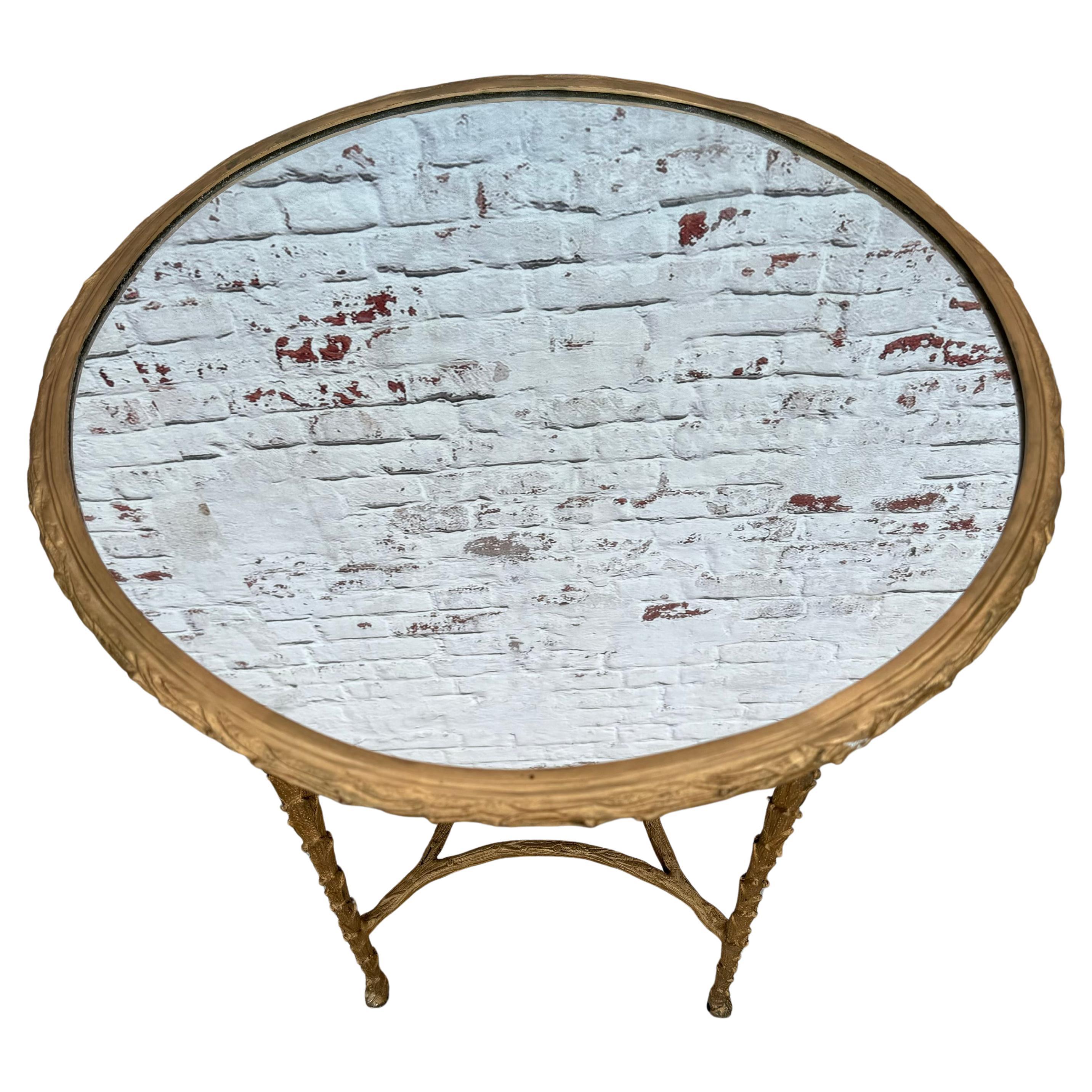 Mid-Century Modern Table d'appoint en laiton et faux bois avec plateau en miroir, style Bagues, milieu du siècle en vente